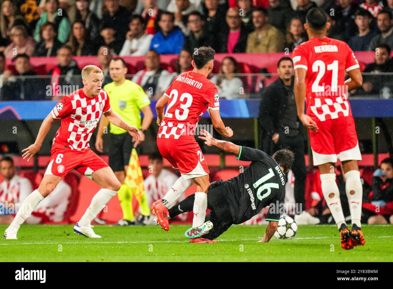 Girona, Spagna. 2 ottobre 2024. Girona - Ivan Martin di Girona FC, Hugo Bueno di Feyenoord durante il secondo turno del nuovo format della UEFA Champions League 2024/2025. La partita è ambientata tra Girona FC e Feyenoord all'Estadi Montilivi il 2 ottobre 2024 a Girona, in Spagna. Credito: Foto Box to Box/Alamy Live News Foto Stock