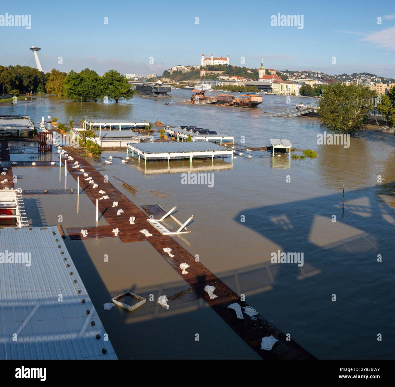 Bratislava - l'alluvione sul Danubio dal ponte ODL - Castello e ponte SNP nel 17. Settembre 2024 . Foto Stock