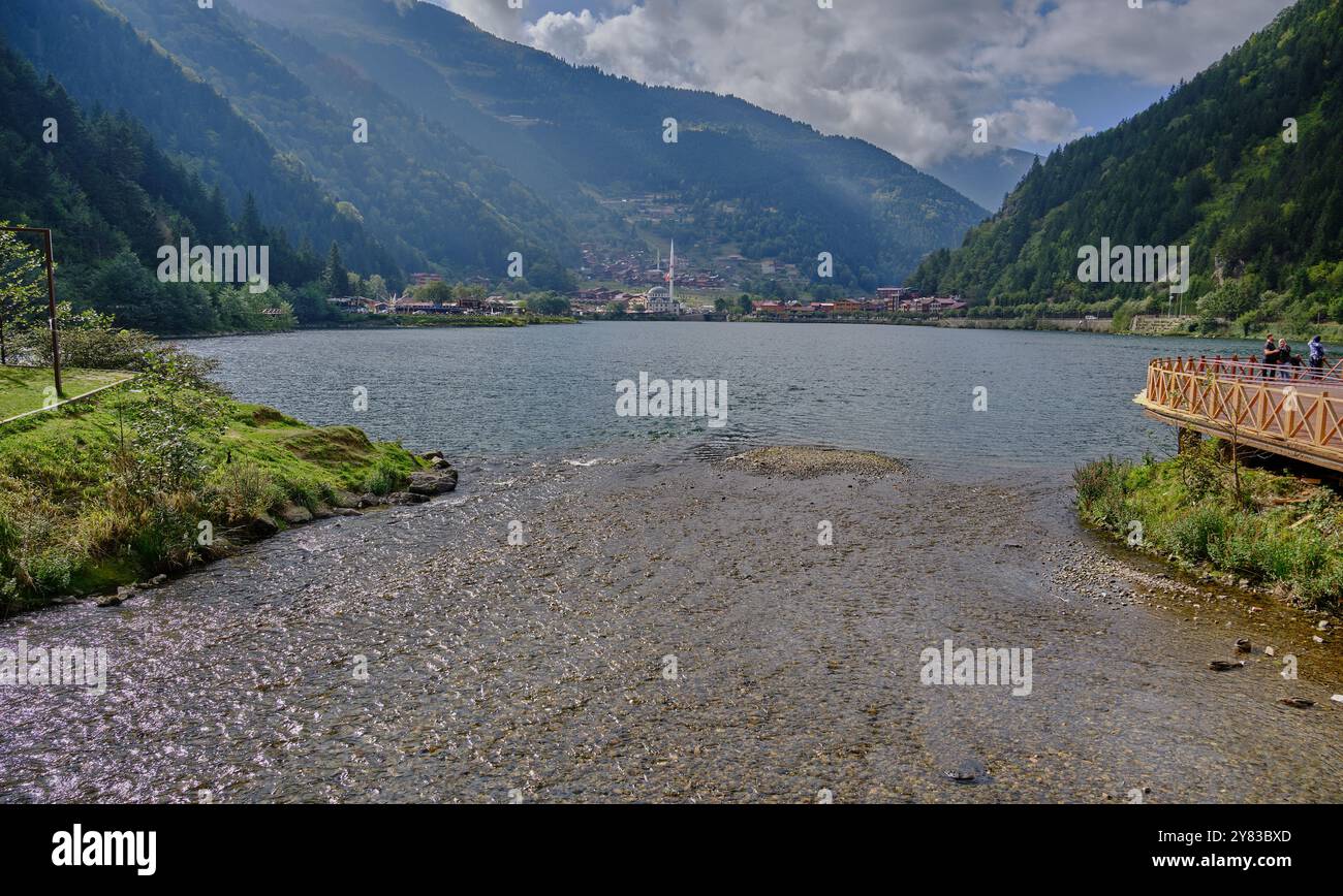 Il lago Uzungöl (lago lungo) è un lago situato a sud della città di Trabzon, nel distretto di Caykara nella provincia di Trabzon, Turchia. Foto Stock