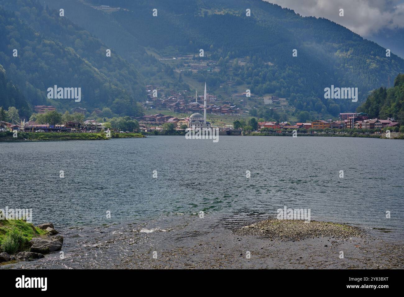 Il lago Uzungöl (lago lungo) è un lago situato a sud della città di Trabzon, nel distretto di Caykara nella provincia di Trabzon, Turchia. Foto Stock