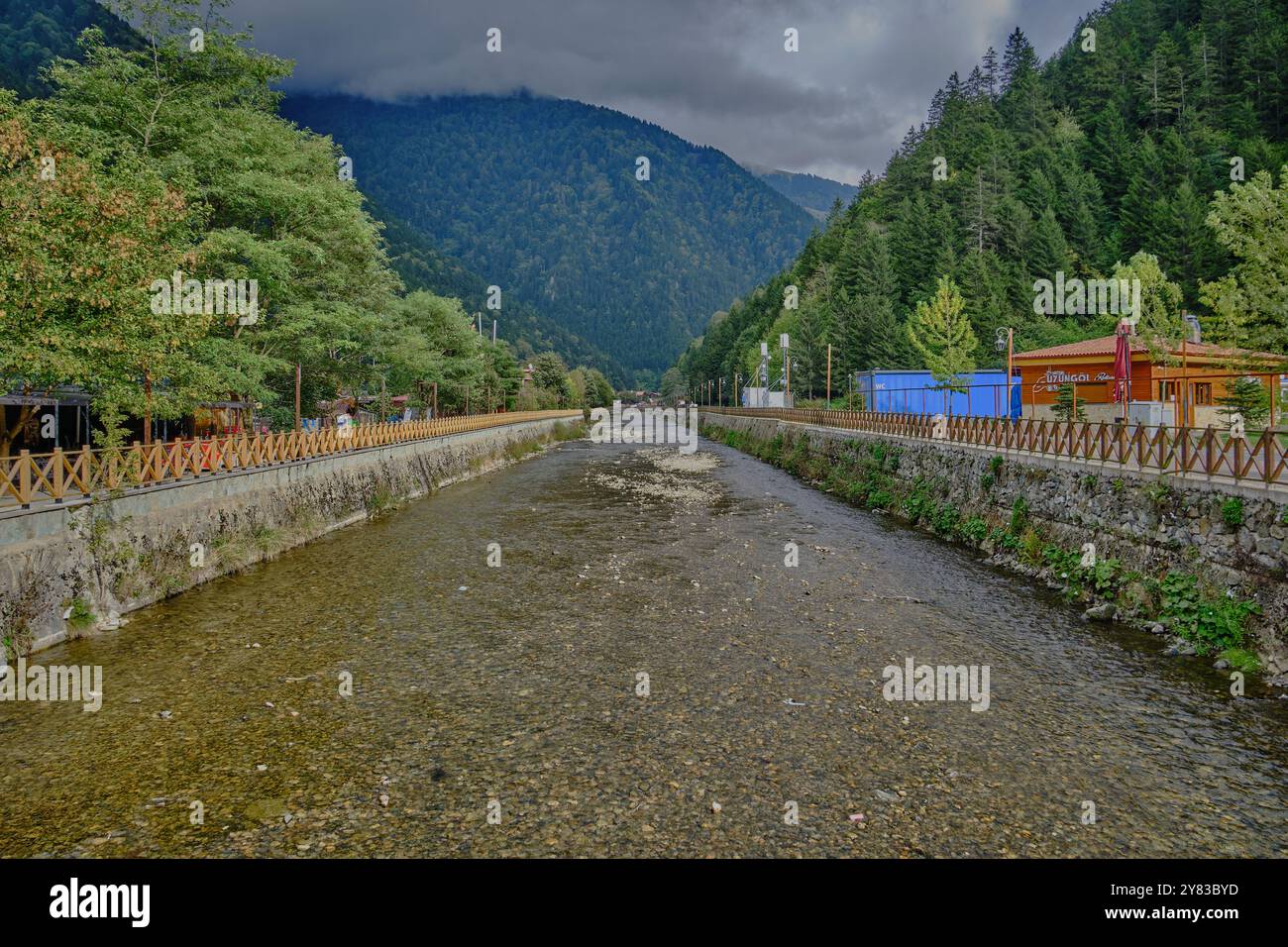 Il lago Uzungöl (lago lungo) è un lago situato a sud della città di Trabzon, nel distretto di Caykara nella provincia di Trabzon, Turchia. Foto Stock