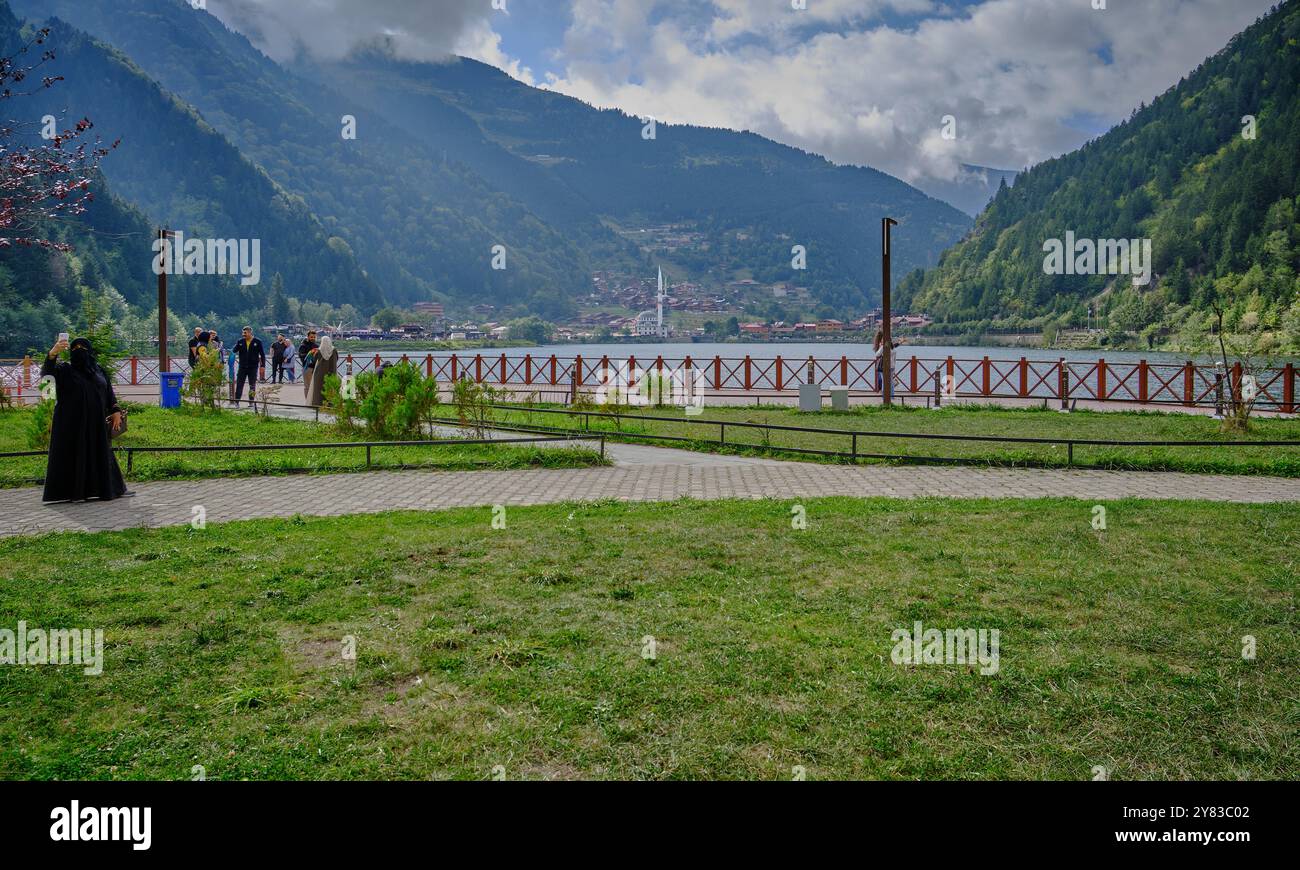 Il lago Uzungöl (lago lungo) è un lago situato a sud della città di Trabzon, nel distretto di Caykara nella provincia di Trabzon, Turchia. Foto Stock