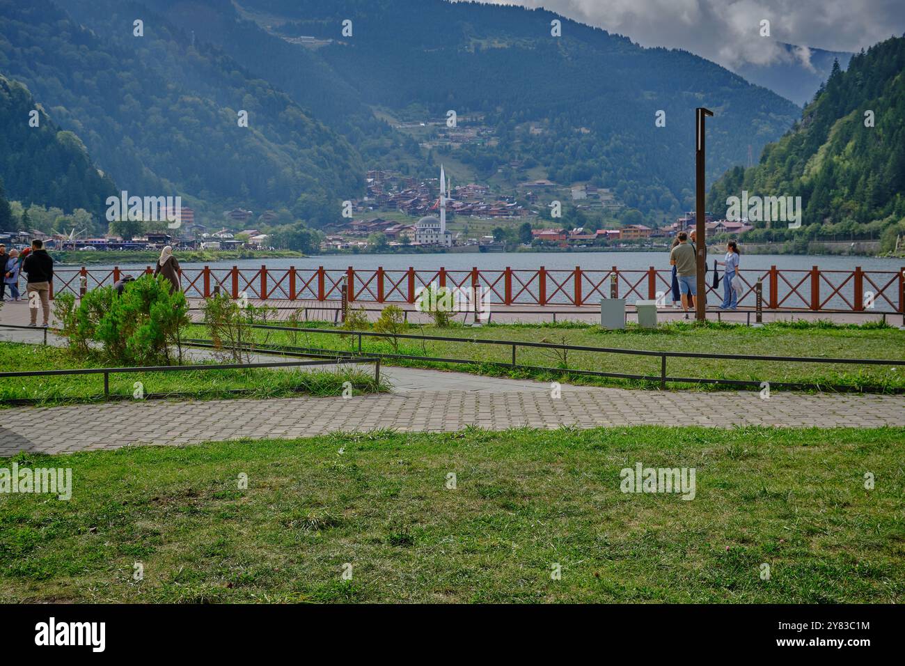 Il lago Uzungöl (lago lungo) è un lago situato a sud della città di Trabzon, nel distretto di Caykara nella provincia di Trabzon, Turchia. Foto Stock
