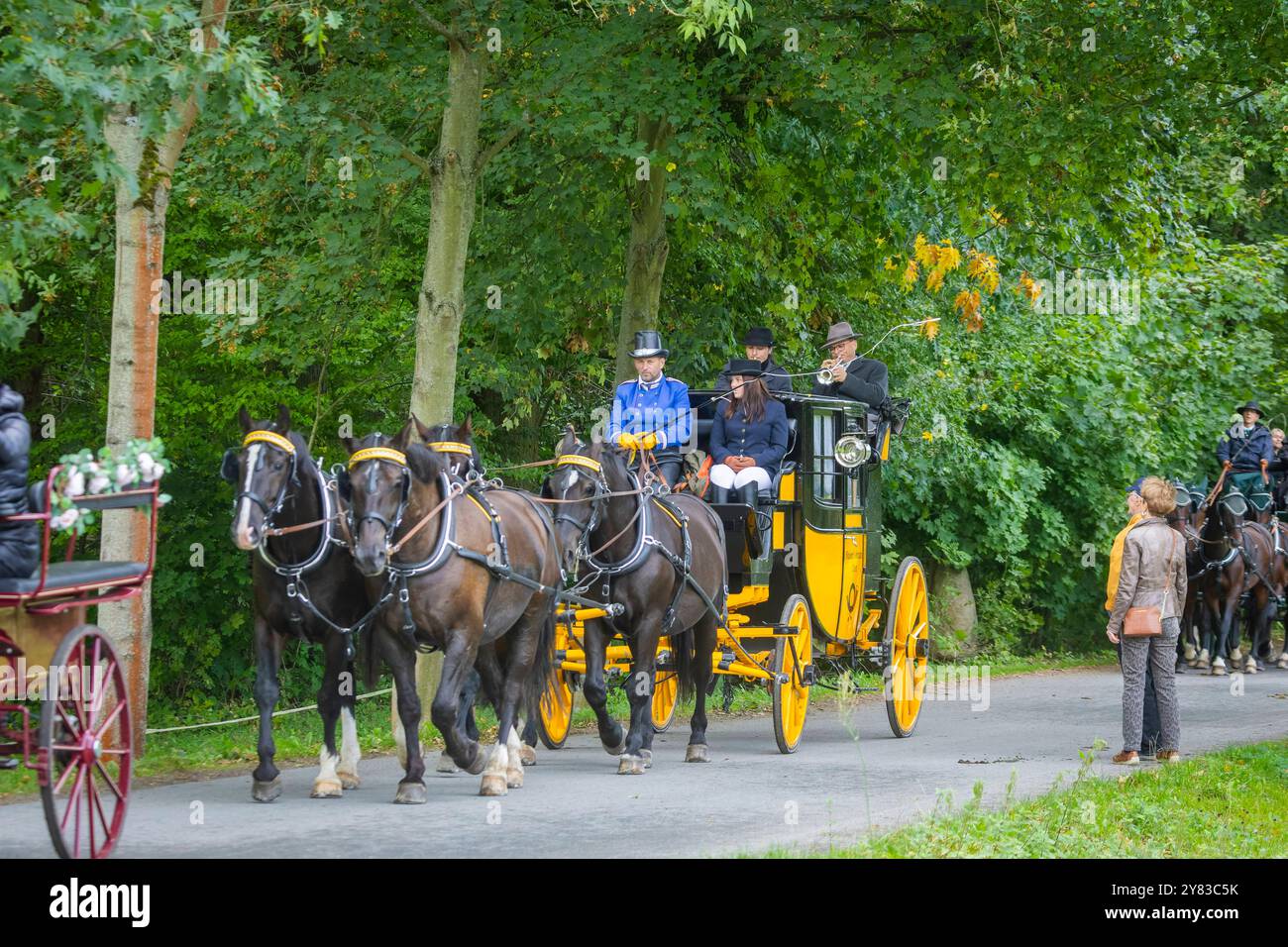 29. Moritzburger Teichrundfahrt Präsentations- und Streckenfahrt, alle Gespanne in stilvoller Anspannung, Breitensportliche Veranstaltung über ca. 30 km Eine Veranstaltung des Reit- und Fahrverein Moritzburg e.V. Moritzburg Sachsen Deutschland *** 29 Moritzburger Teichrundfahrt presentazione e percorso, tutte le carrozze in tensione elegante, popolare evento sportivo di circa 30 km un evento del Moritzburg Riding and Driving Club e V Moritzburg Sassonia Germania Foto Stock