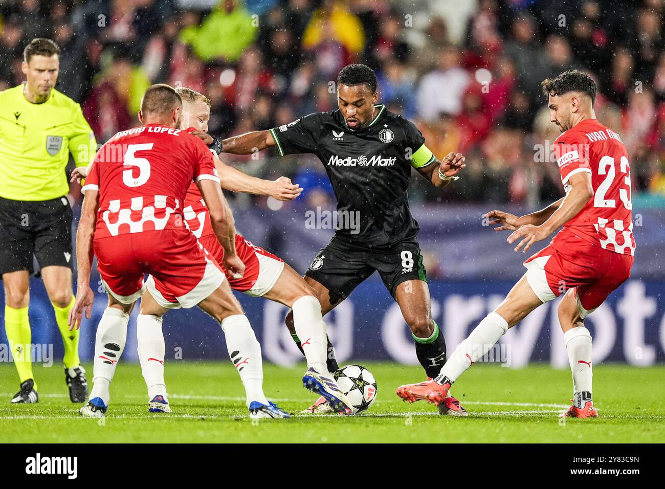 Girona, Spagna. 2 ottobre 2024. Girona - Quinten Timber di Feyenoord, Ivan Martin di Girona FC durante il secondo round del nuovo format della UEFA Champions League 2024/2025. La partita è ambientata tra Girona FC e Feyenoord all'Estadi Montilivi il 2 ottobre 2024 a Girona, in Spagna. Credito: Foto Box to Box/Alamy Live News Foto Stock