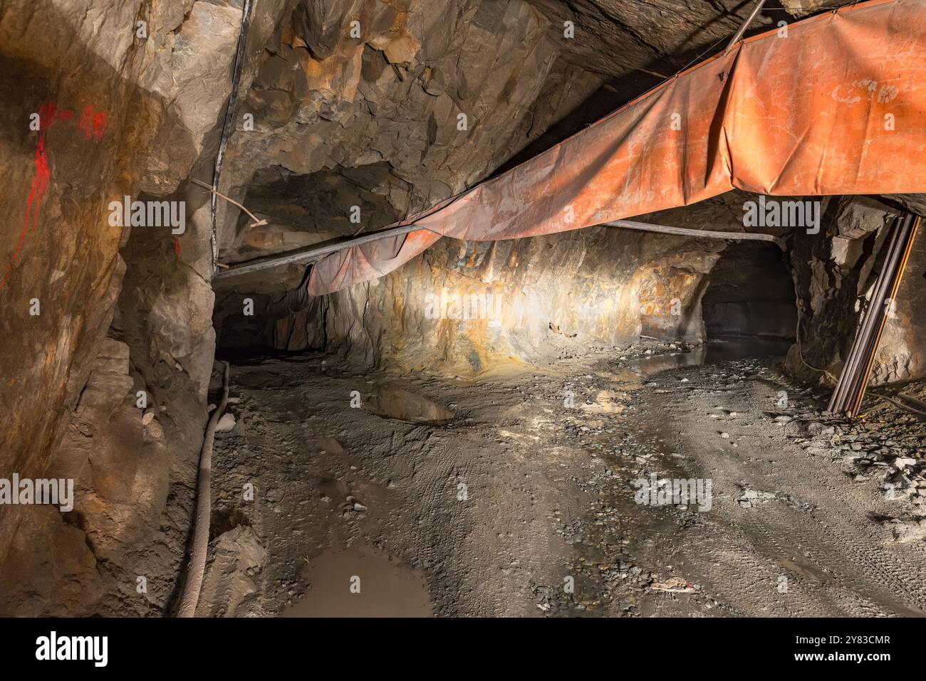 All'interno del tunnel di una miniera sotterranea di oro e rame in Cile Foto Stock