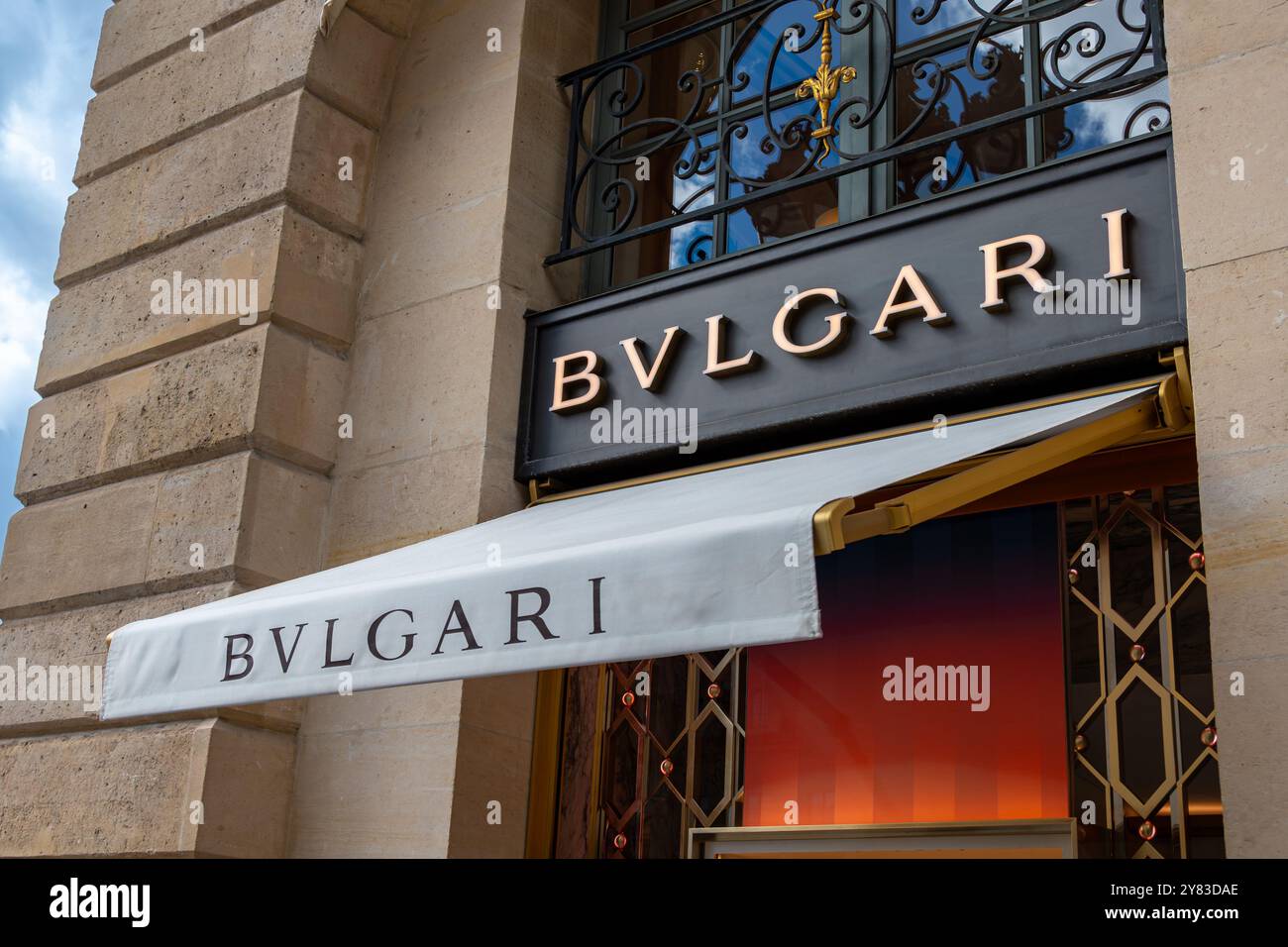 Segui le indicazioni per il Bulgari boutique situato in Place Vendôme a Parigi, Francia. Bulgari è un'azienda italiana di gioielli, orologi, profumi e accessori di lusso Foto Stock