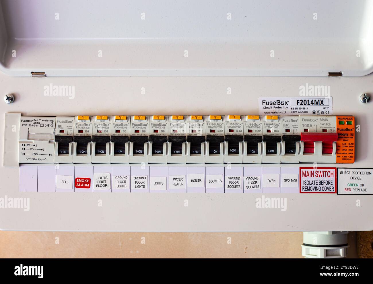 Scatola fusibili elettrica con interruttori automatici multipli e interruttori di sicurezza in un ambiente residenziale, per garantire la protezione e il controllo dei circuiti Foto Stock