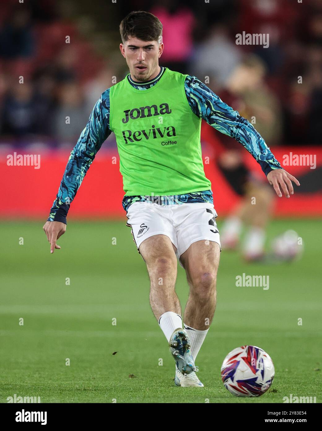 Josh Key di Swansea City nella sessione di riscaldamento pre-partita durante la partita del Campionato Sky Bet Sheffield United vs Swansea City a Bramall Lane, Sheffield, Regno Unito, 2 ottobre 2024 (foto di Alfie Cosgrove/News Images) Foto Stock
