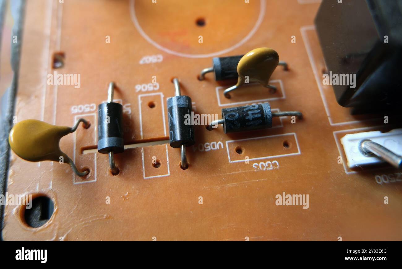 Primo piano dei diodi per il regolatore di tensione di un dispositivo elettronico. Foto Stock