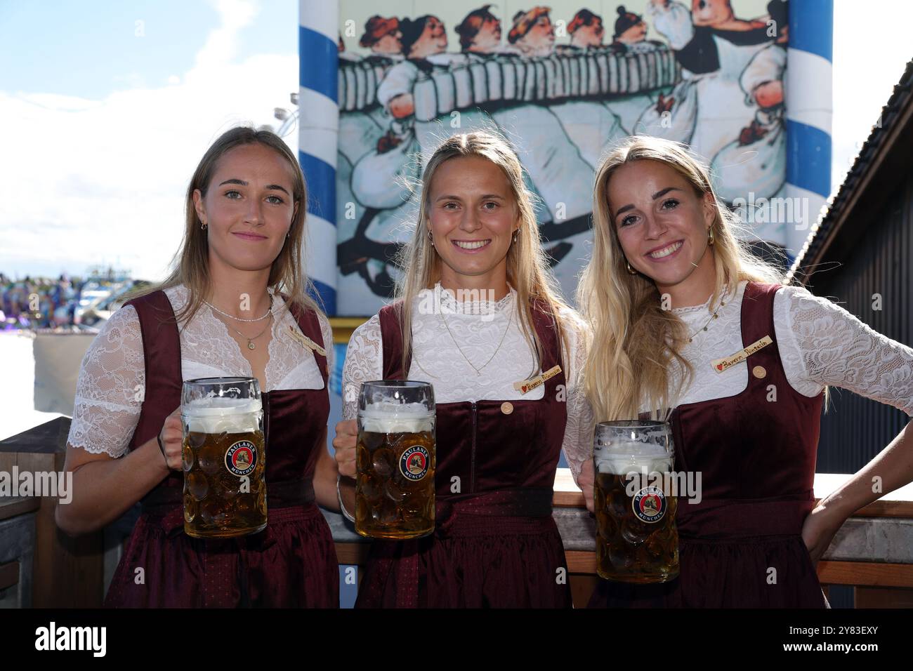 MONACO DI BAVIERA, GERMANIA - SETTEMBRE 30: Sydney Lohmann del Bayern Muenchen, Klara Buehl del Bayern Muenchen, Giulia Gwinn del Bayern Muenchen partecipa al Bayern München Women's Oktoberfest al Kaefer Schaenke il 30 settembre 2024 a Monaco di Baviera, Germania. © diebilderwelt / Alamy Stock Foto Stock