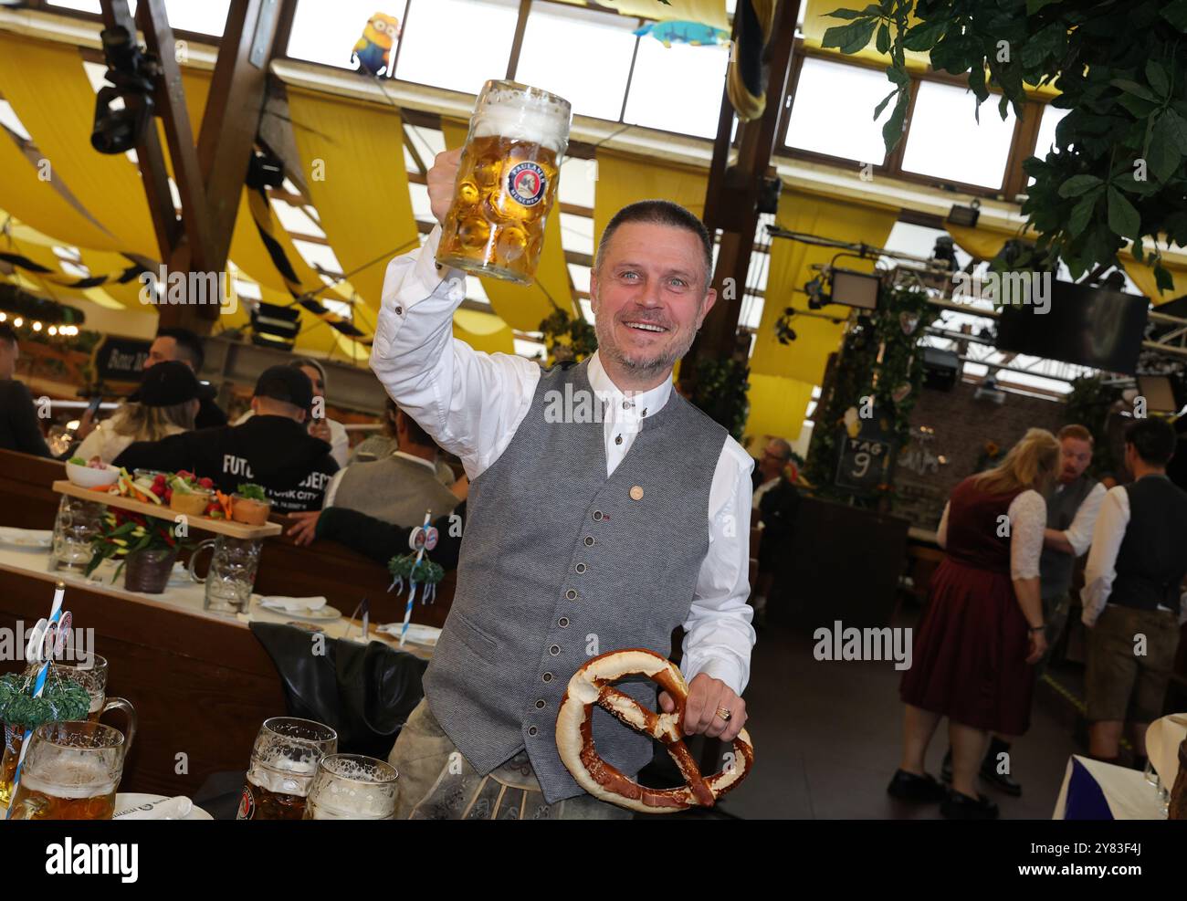 MONACO DI BAVIERA, GERMANIA - SETTEMBRE 30: Alexander Straus Trainer del Bayern Muenchen frequenta il Bayern München Women's Oktoberfest al Kaefer Schaenke il 30 settembre 2024 a Monaco di Baviera, Germania. © diebilderwelt / Alamy Stock Foto Stock