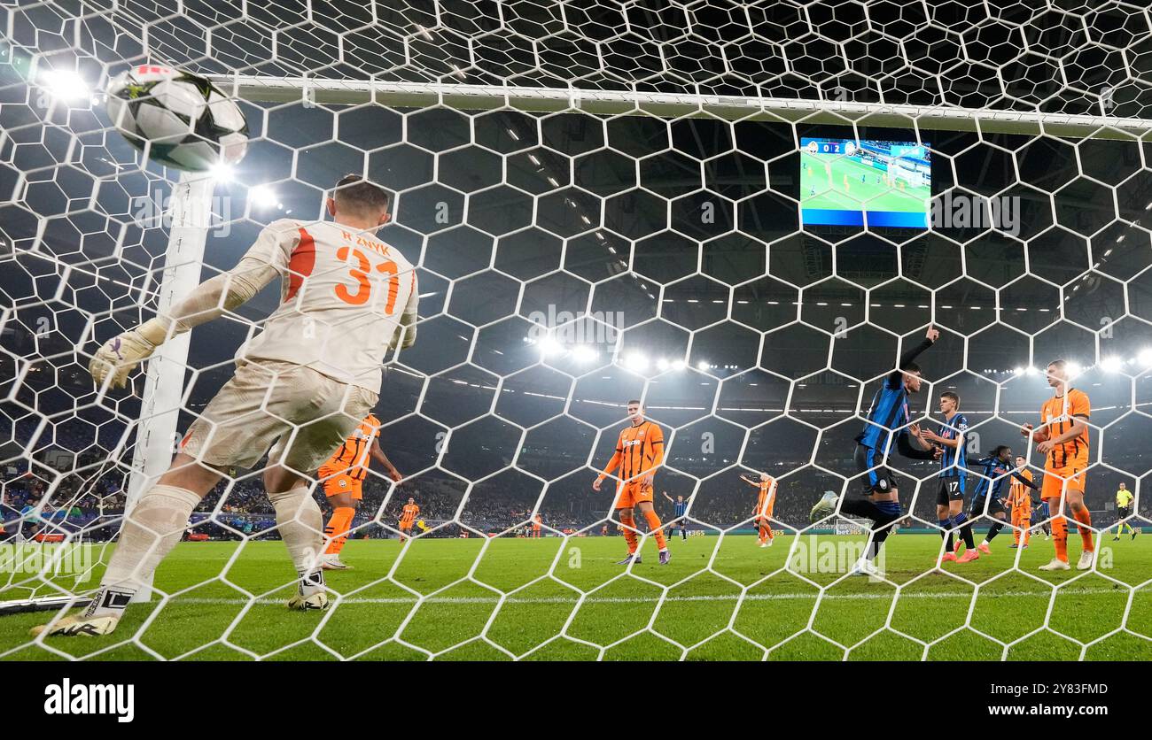 Atalanta's Raoul Bellanova celebrates after scoring his side's third goal against Shakhtar's goalkeeper Dmytro Riznyk during the Champions League opening phase soccer match between Shakhtar Donetsk and Atalanta Bergamo at the Arena AufSchalke in Gelsenkirchen, Germany, Wednesday Oct. 2, 2024. (AP Photo/Martin Meissner) Foto Stock