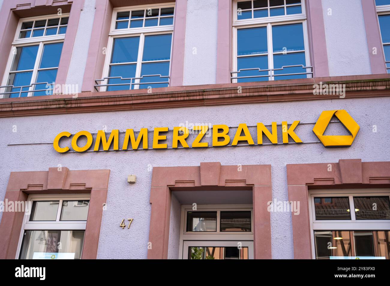 Commerzbank Filiale in Speyer , Deutschland, Rheinland-Pfalz, Speyer, 02.10.2024, Die Fassade einer Commerzbank-Filiale in Speyer mit vorbeigehenden Passanten an einem sonnigen Tag. *** Filiale di Commerzbank a Speyer , Germania, Renania-Palatinato, Speyer, 02 10 2024, la facciata di una filiale Commerzbank a Speyer con passanti in una giornata di sole Foto Stock