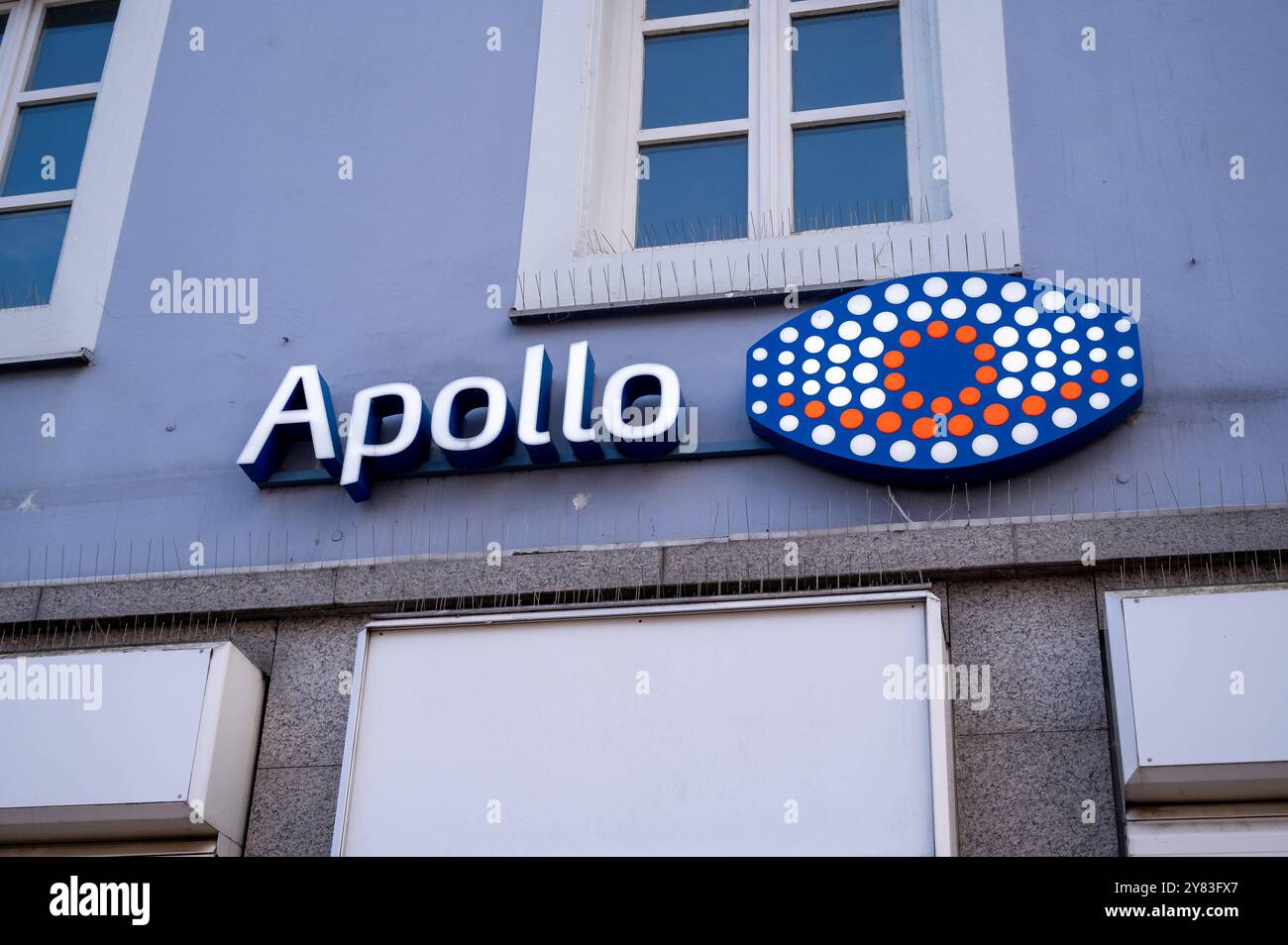 Apollo Optik Filiale in Spira , Deutschland, Rheinland-Pfalz, Speyer, 02.10.2024, Die Außenansicht eines Apollo Optik Stores in Speyer, mit einem markanten blauen und orangen Logo *** Apollo Optik store in Speyer , Germania, Renania-Palatinato, Speyer, 02 10 2024, vista esterna di un negozio Apollo Optik a Speyer, con un distintivo logo blu e arancione Foto Stock