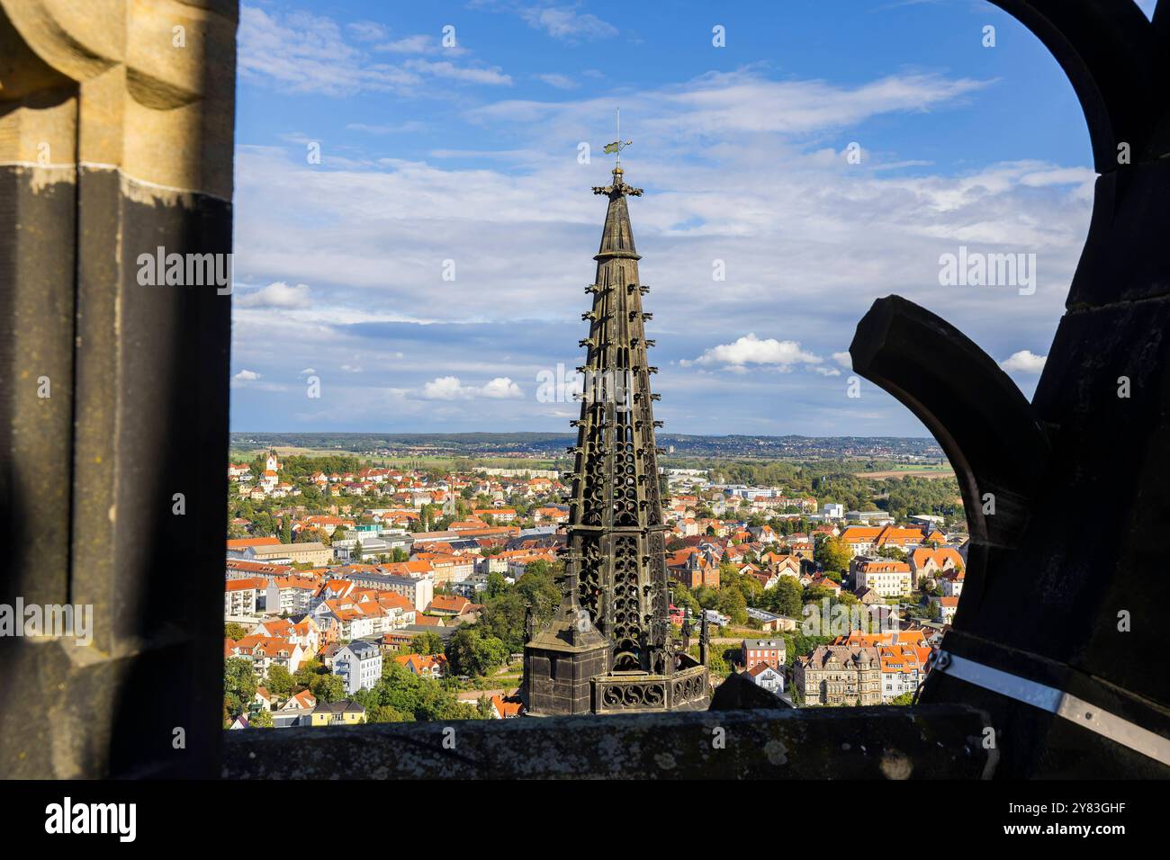 Meissner Dom Jahrhundertelang War nur eine einzige Turmspitze am Dom vorhanden der sogenannte Höckrige Turm in der Südostecke zwischen Querhaus und Chor Meissen Sachsen Deutschland *** Cattedrale di Meissen per secoli, c'era una sola guglia sulla cattedrale - il cosiddetto Höckrige Turm nell'angolo sud-est tra il transetto e il coro Meissen Sassonia Germania Foto Stock