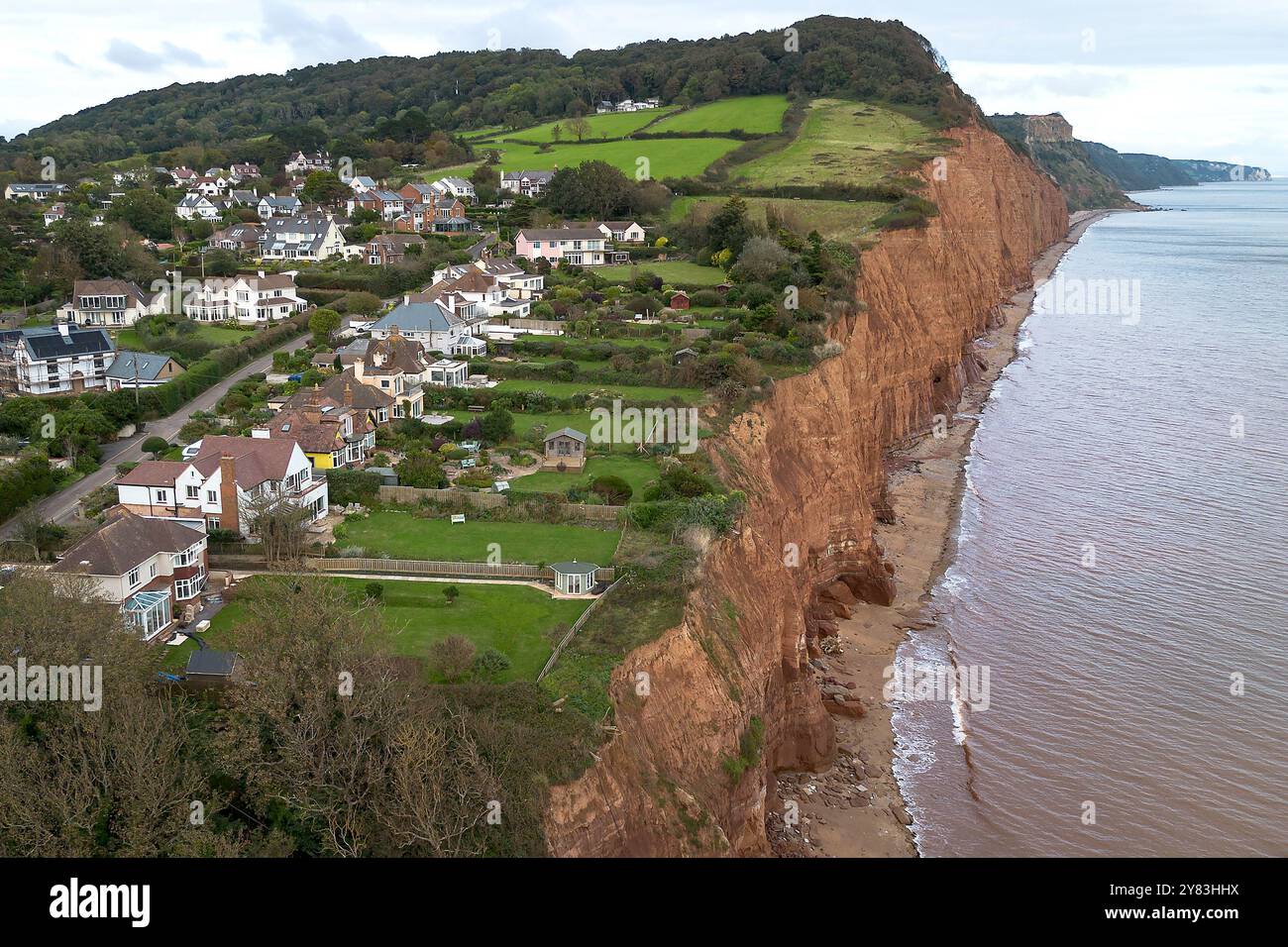 Vista generale delle proprietà sulla Cliff Road a Sidmouth, Devon, che si stanno avvicinando a cadere nel mare a causa dell'erosione della scogliera e dell'innalzamento del livello del mare Foto Stock