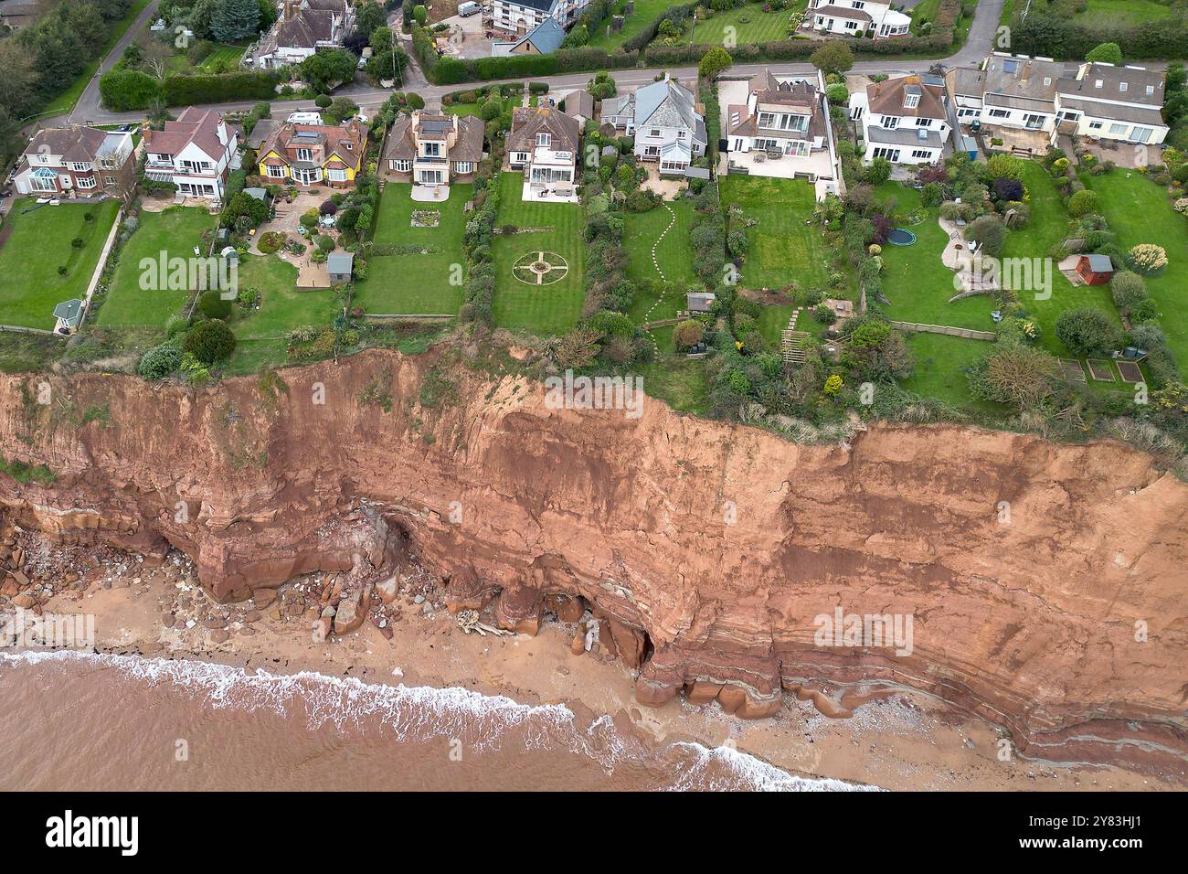 Vista generale delle proprietà sulla Cliff Road a Sidmouth, Devon, che si stanno avvicinando a cadere nel mare a causa dell'erosione della scogliera e dell'innalzamento del livello del mare Foto Stock