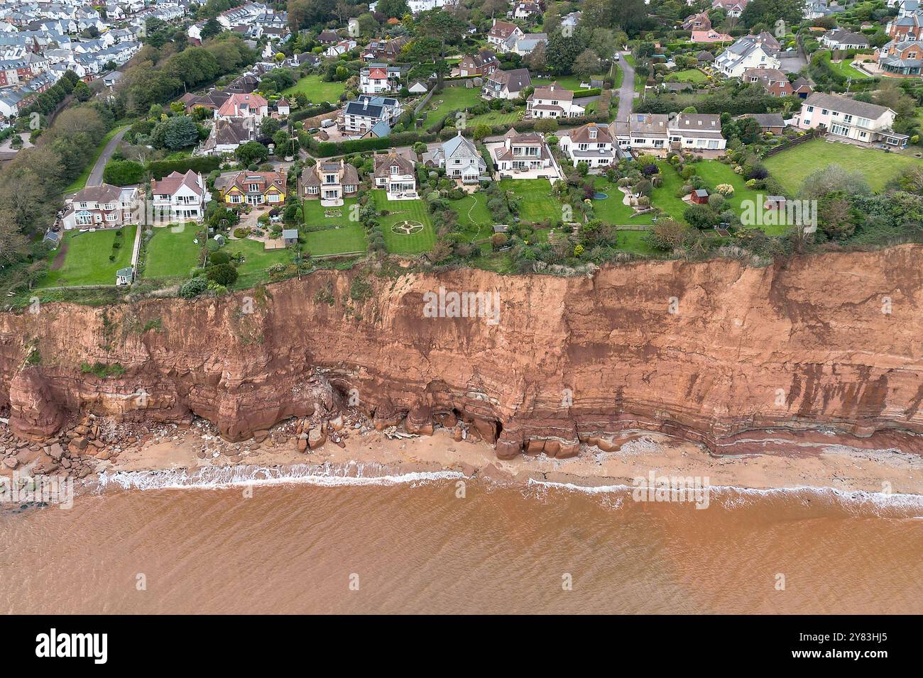 Vista generale delle proprietà sulla Cliff Road a Sidmouth, Devon, che si stanno avvicinando a cadere nel mare a causa dell'erosione della scogliera e dell'innalzamento del livello del mare Foto Stock