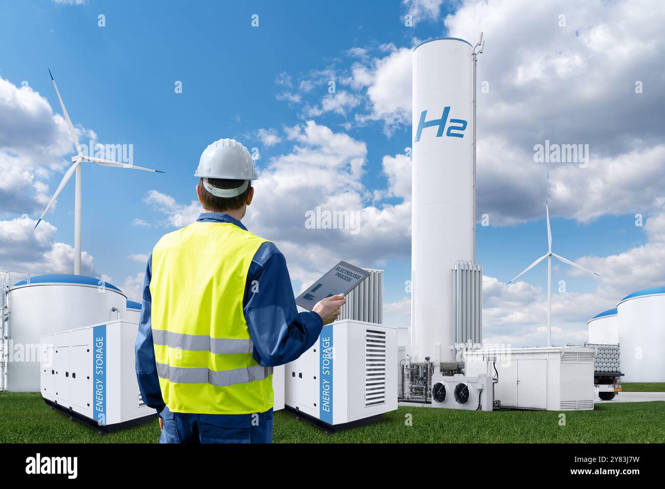 Ingegnere con un tablet su un background di una fabbrica di idrogeno. Foto Stock