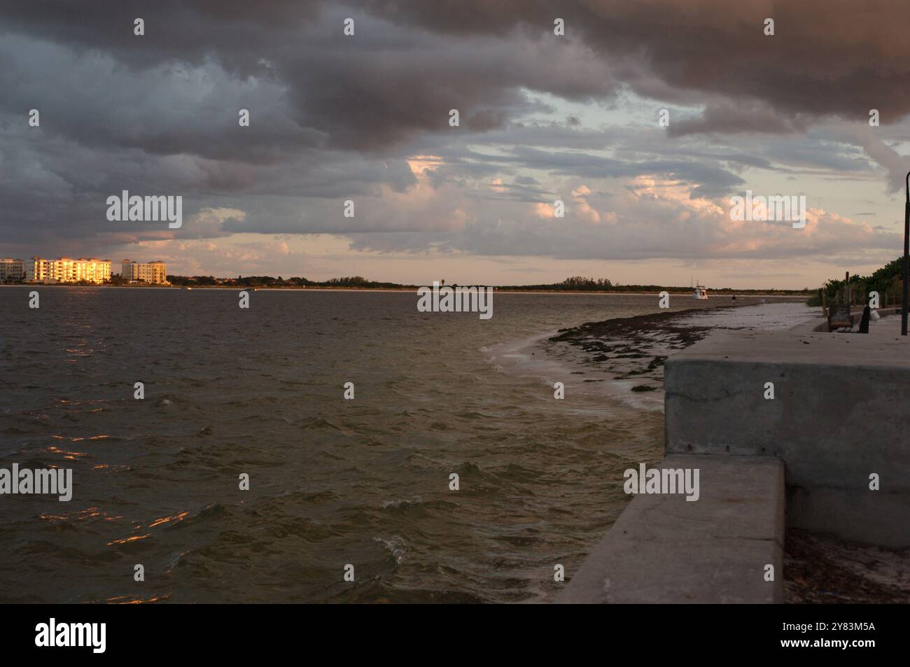 Ampia vista dell'ambiente vicino al tramonto con luce solare e ombra. A St. Pete Beach, Florida, che guarda al canale Pass-a-Grille. Tempesta che si avvicina in ritardo nella D. Foto Stock