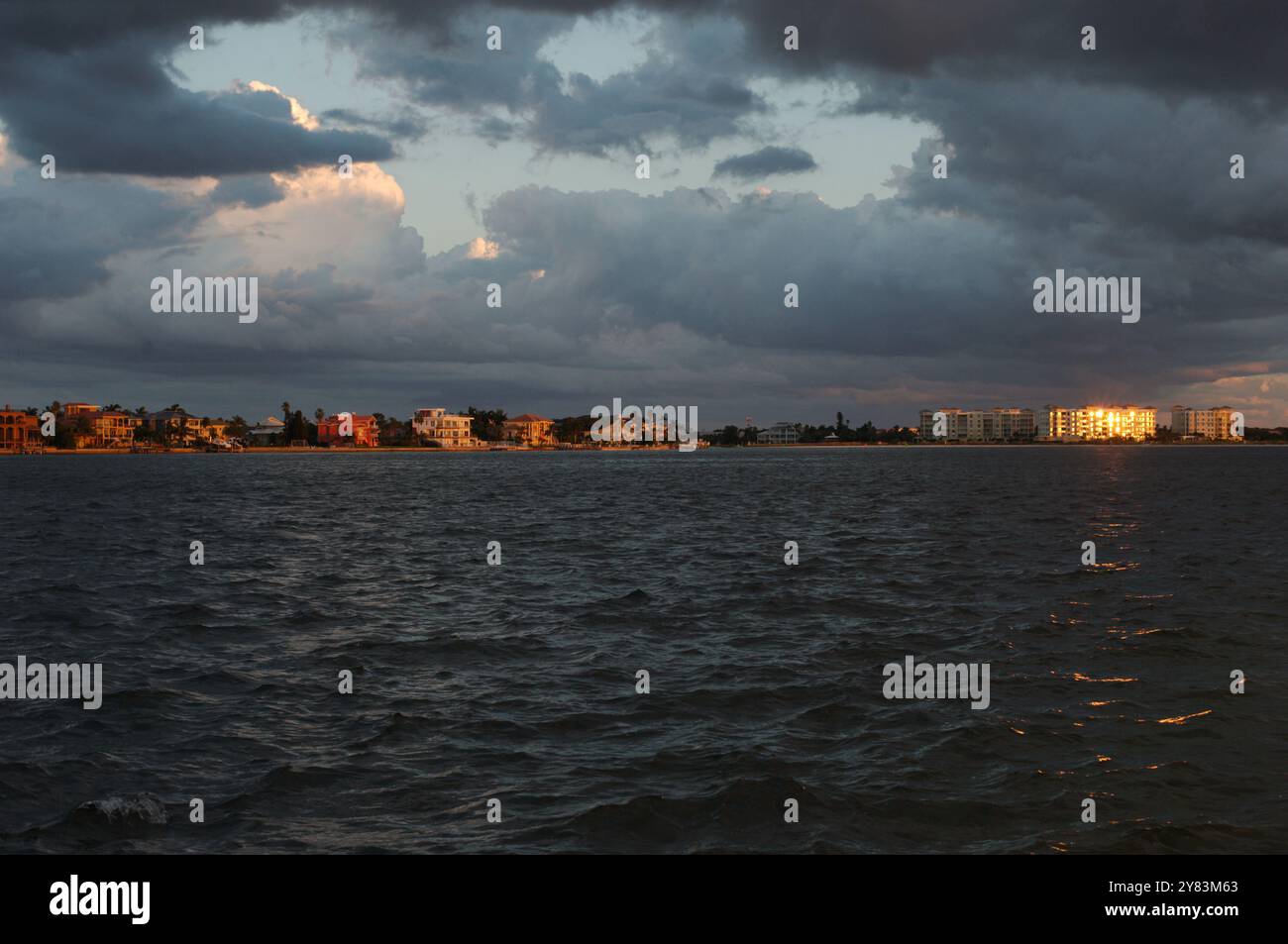 Ampia vista dell'ambiente vicino al tramonto con luce solare e ombra. A St. Pete Beach, Florida, che guarda al canale Pass-a-Grille. Tempesta che si avvicina in ritardo nella D. Foto Stock