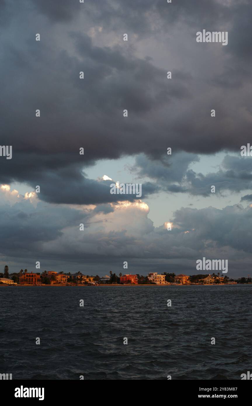 Vista verticale dell'ambiente vicino al tramonto con luce solare e ombra. A St. Pete Beach, Florida, che guarda al canale Pass-a-Grille. Tempesta in arrivo tardi in t Foto Stock