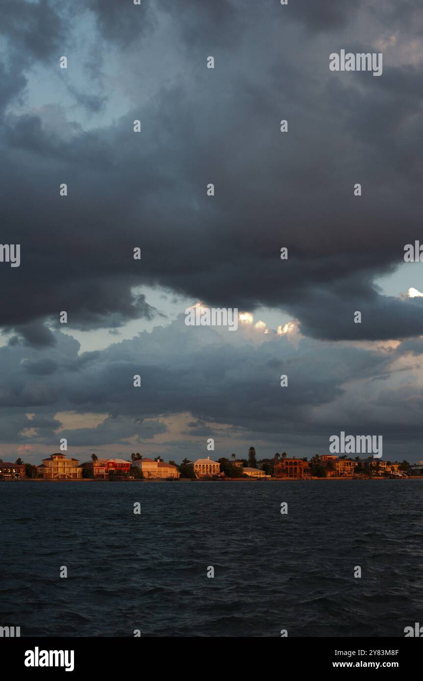 Vista verticale dell'ambiente vicino al tramonto con luce solare e ombra. A St. Pete Beach, Florida, che guarda al canale Pass-a-Grille. Tempesta in arrivo tardi in t Foto Stock