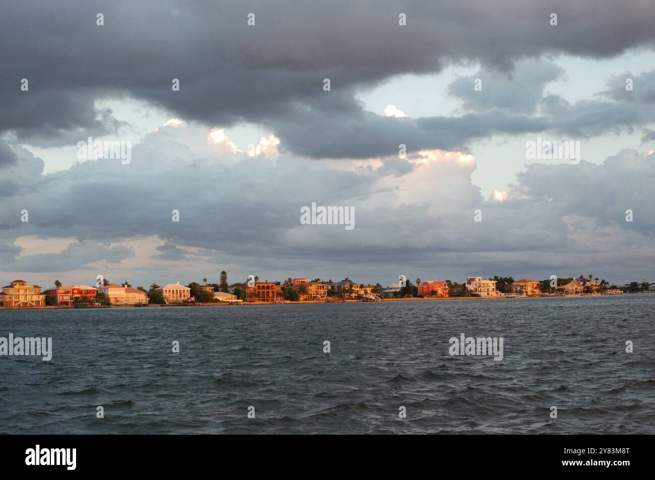 Ampia vista dell'ambiente vicino al tramonto con luce solare e ombra. A St. Pete Beach, Florida, che guarda al canale Pass-a-Grille. Tempesta che si avvicina in ritardo nella D. Foto Stock