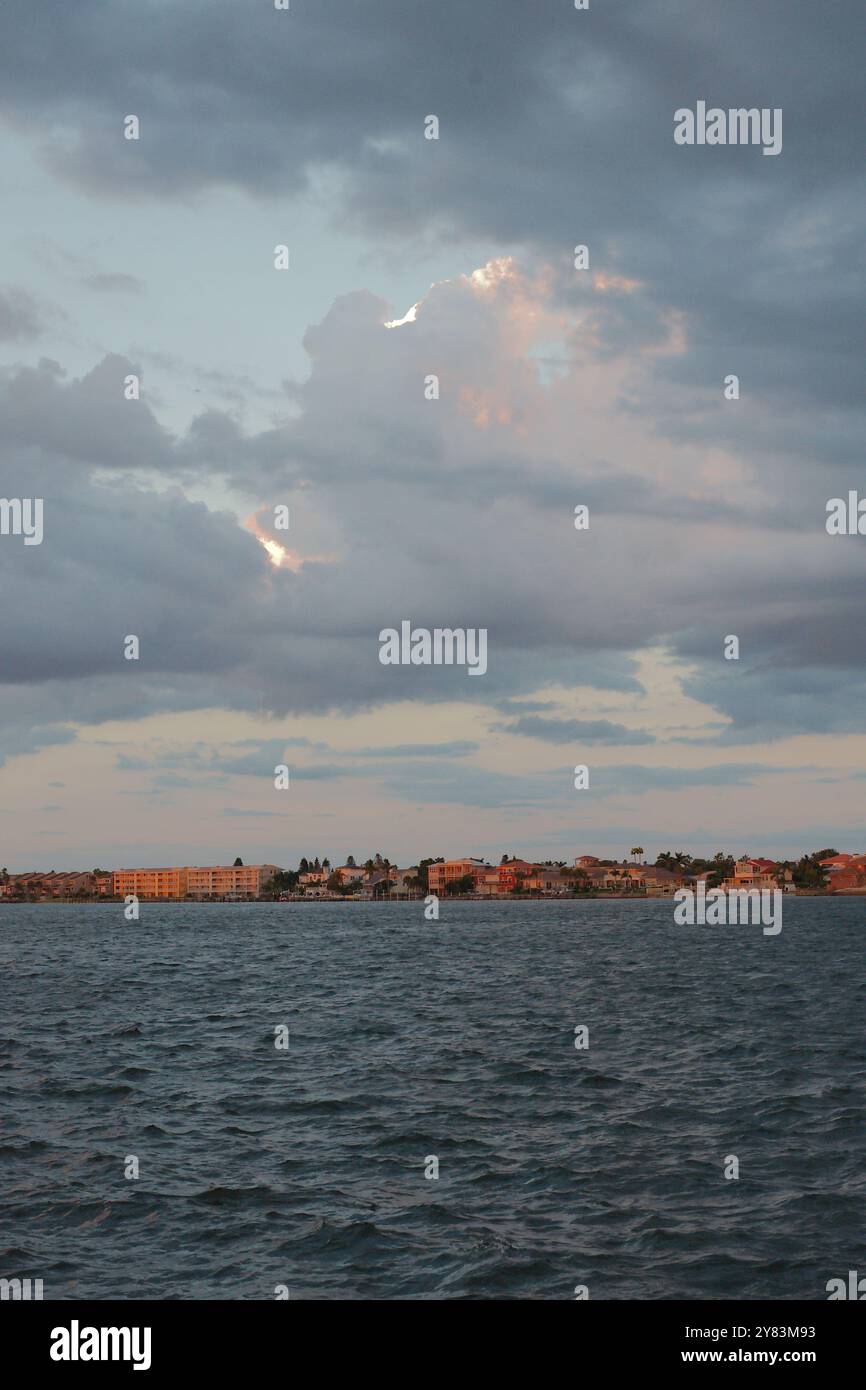 Vista verticale dell'ambiente vicino al tramonto con luce solare e ombra. A St. Pete Beach, Florida, che guarda al canale Pass-a-Grille. Tempesta in arrivo tardi in t Foto Stock