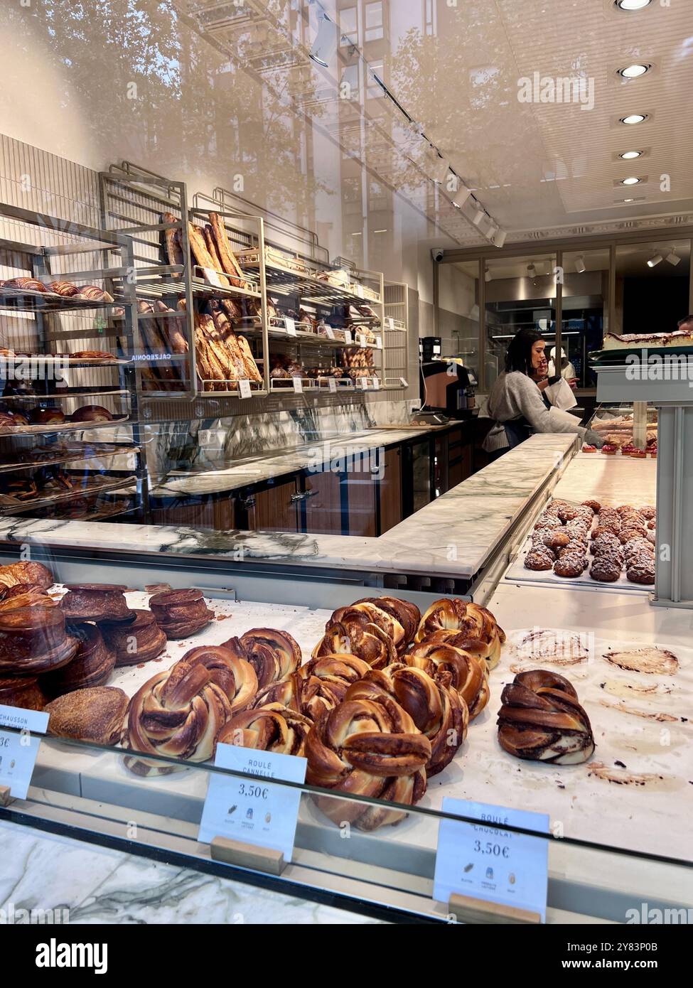 Boulangerie francese - Patisserie nel centro di Parigi. Con pasticcini e pane appena sfornati. Foto Stock
