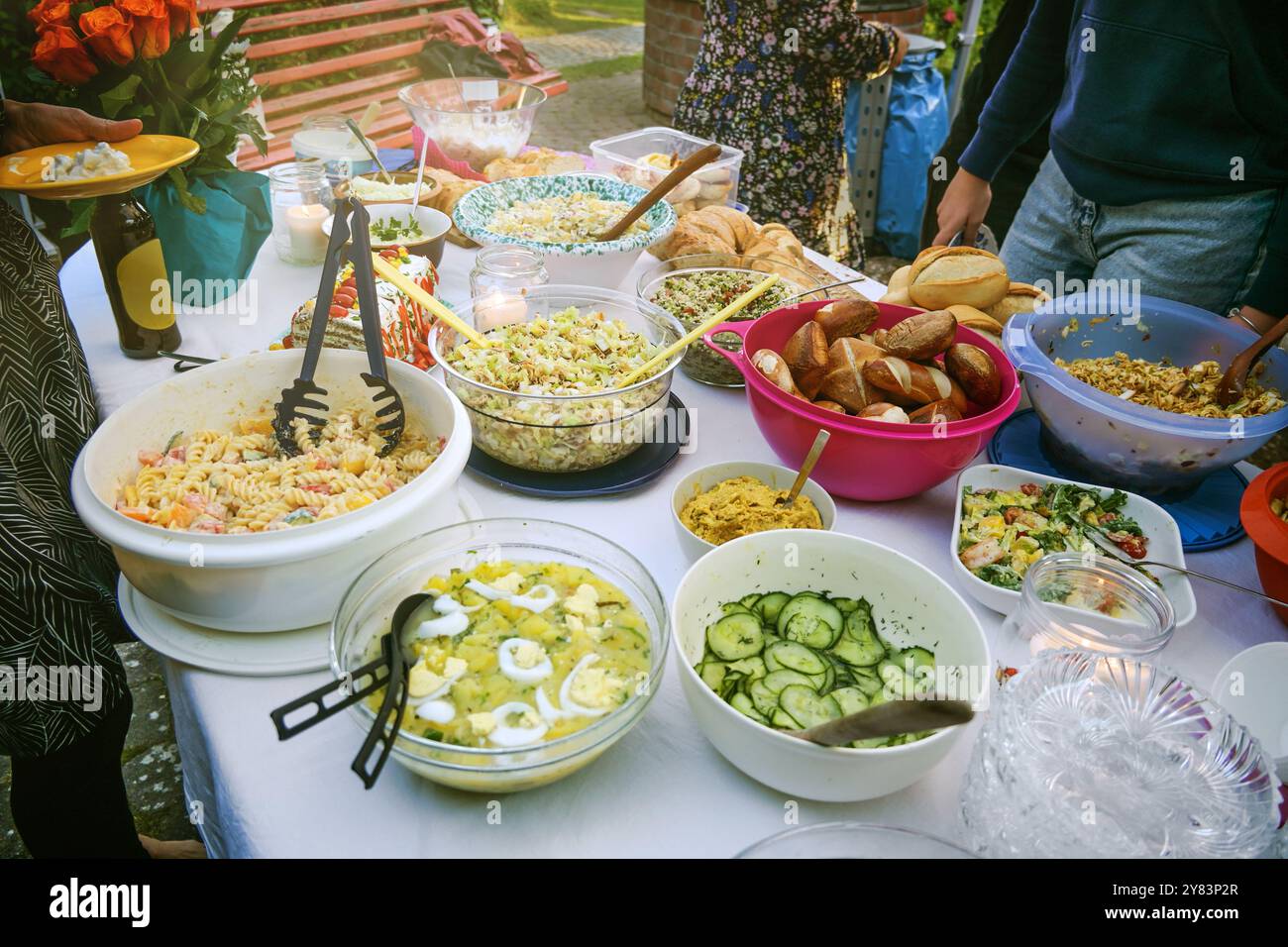 Varie insalate fatte in casa su un tavolo a una festa all'aperto con amici o familiari, buffet freddo in un evento informale, concentrazione selezionata, profondità ridotta Foto Stock