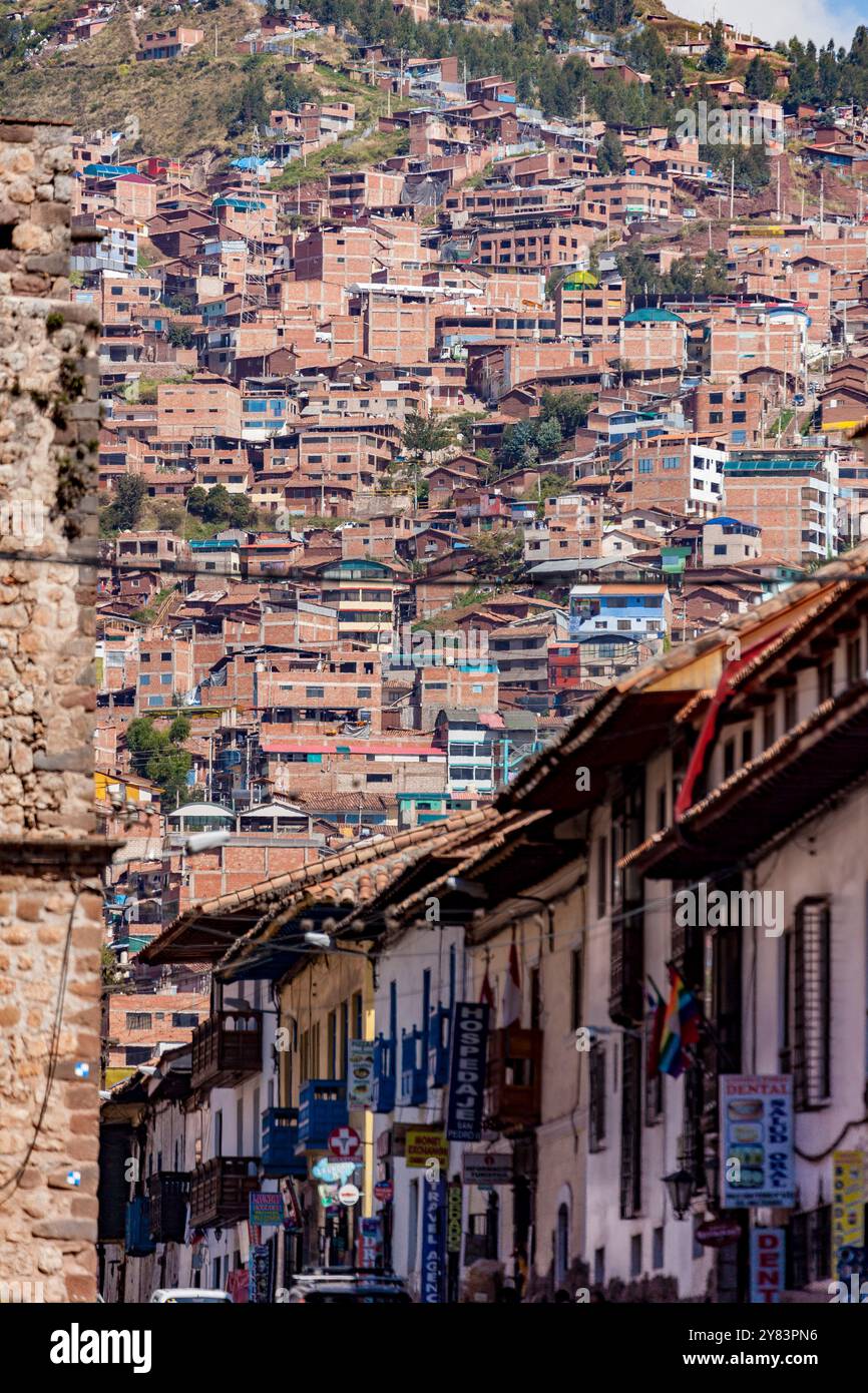 Affollati edifici di montagna a Cuzco, Perù Foto Stock