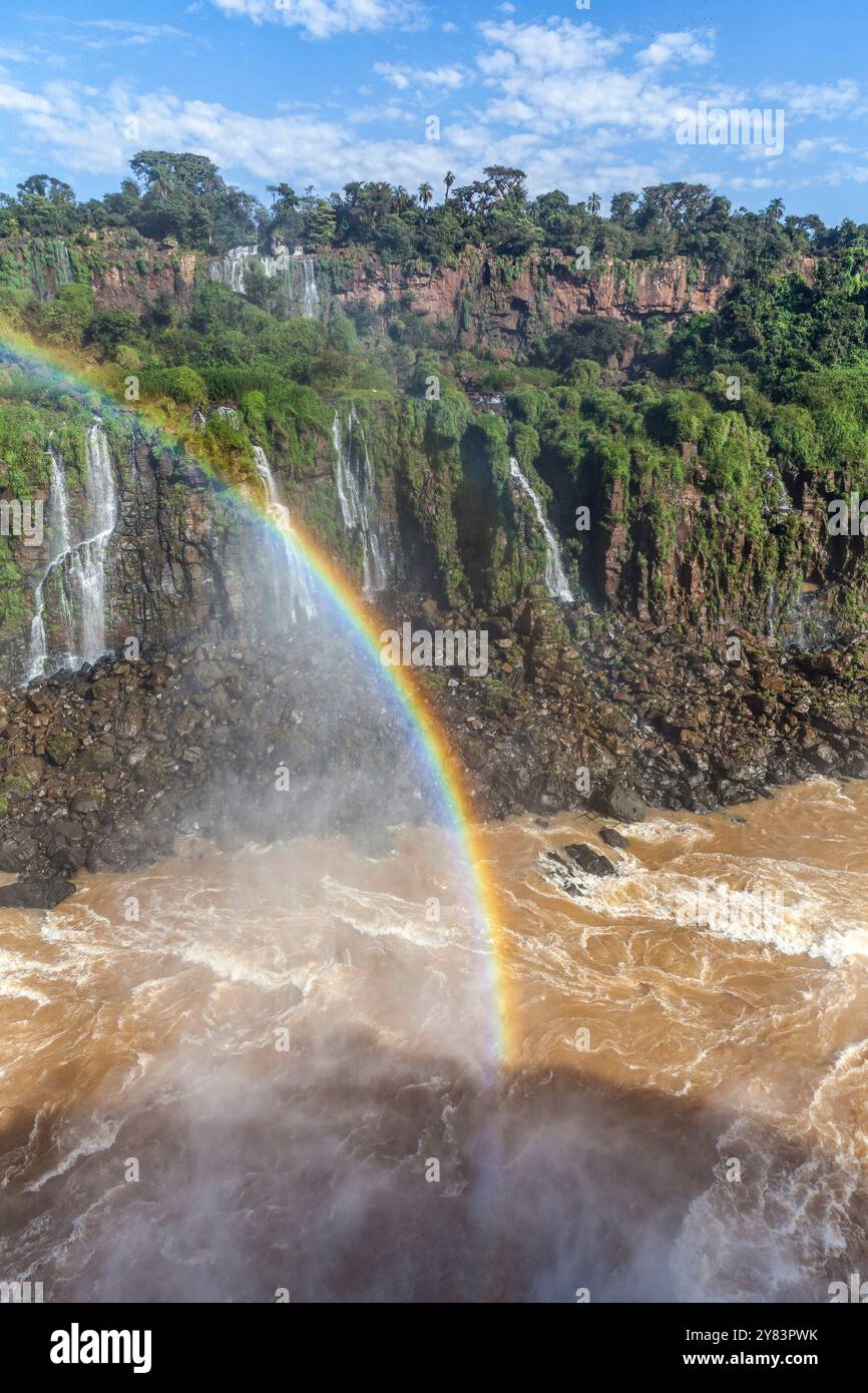 Vista delle cascate dell'Iguazú, con arcobaleno, Brasile Foto Stock
