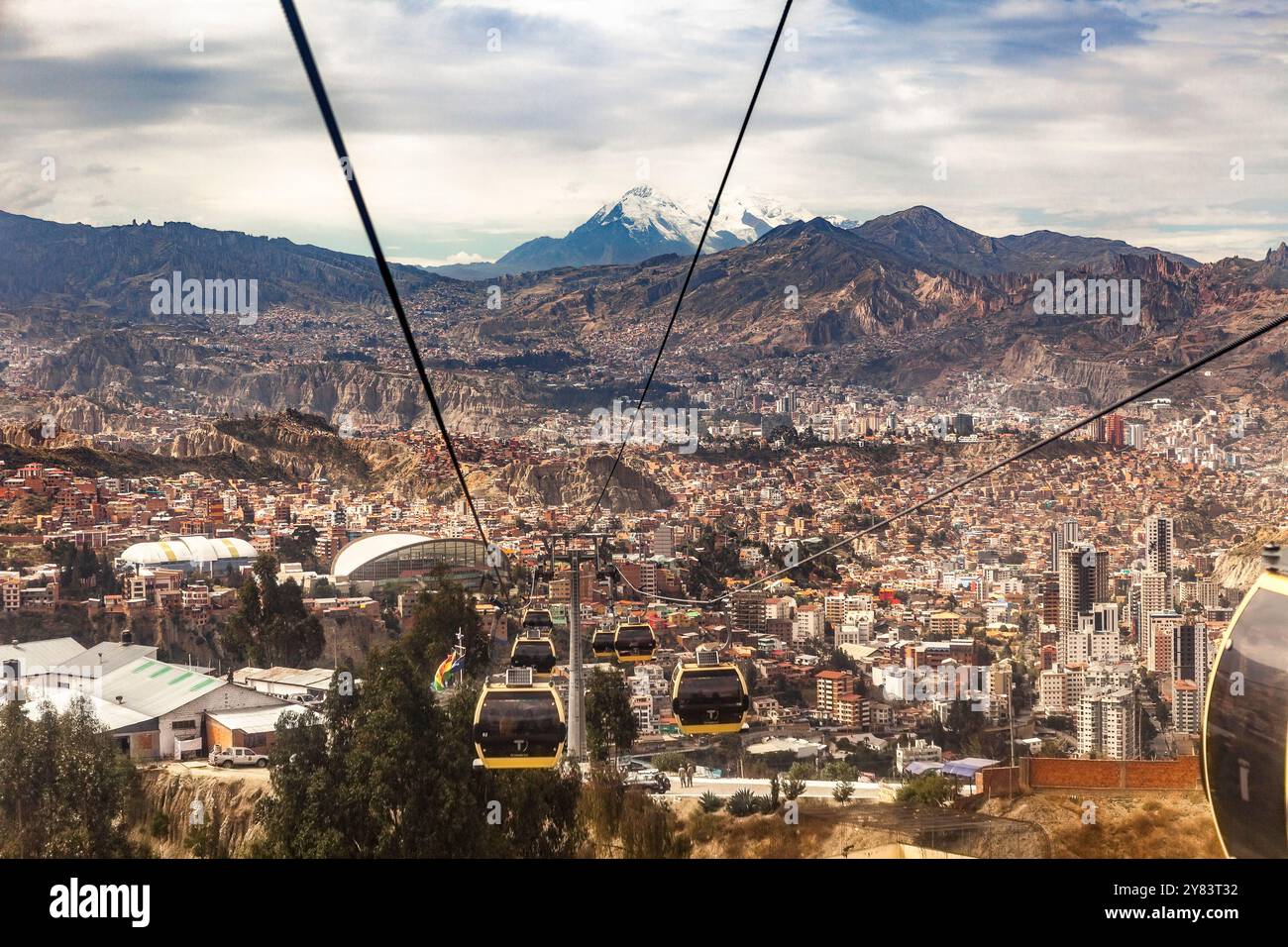 Vista dalla funivia attraverso la Paz verso il monte Illimani, Bolivia Foto Stock