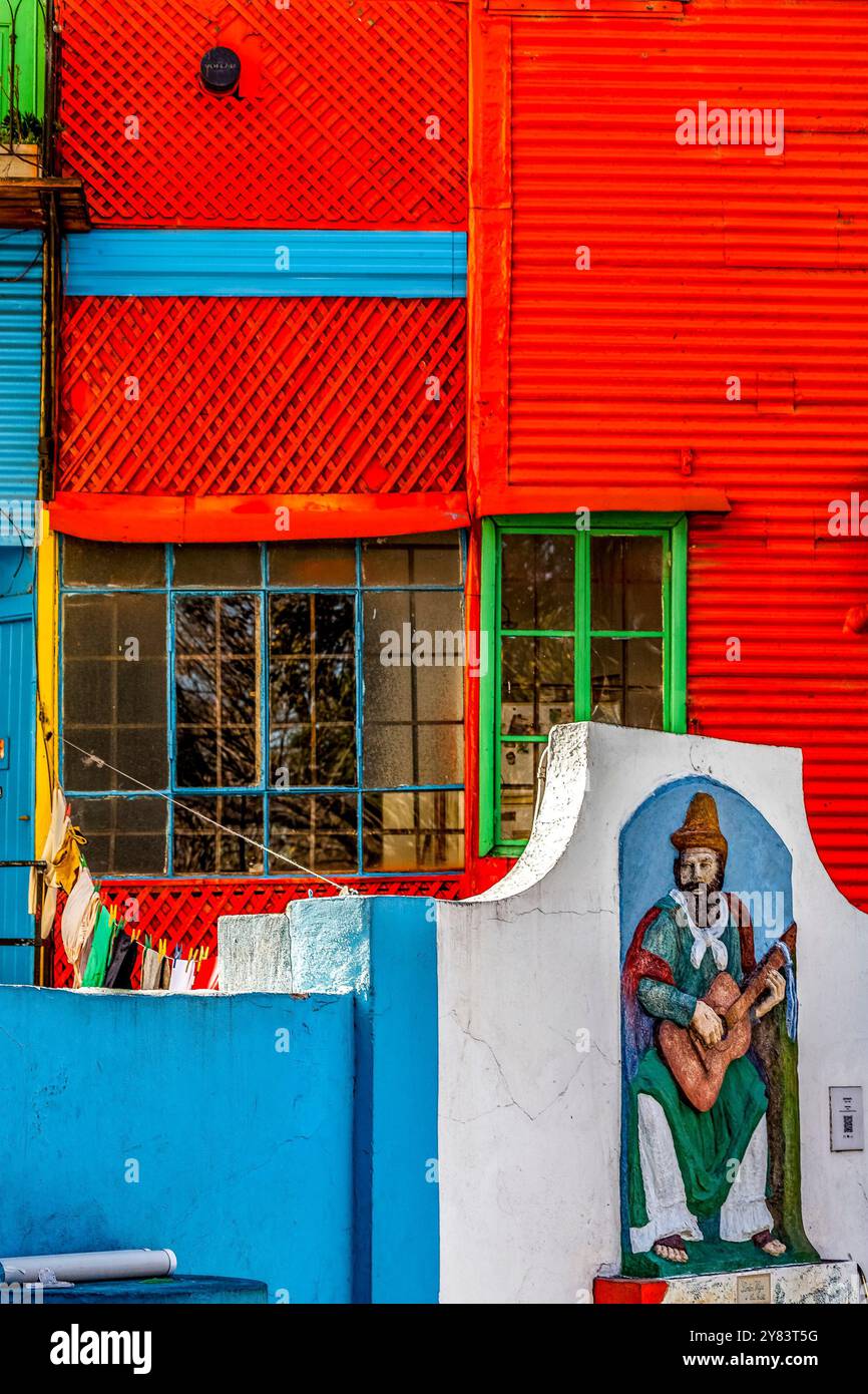 Edificio murale e colorato nel mercato de la Boca a Buenos Aires, Argentina Foto Stock