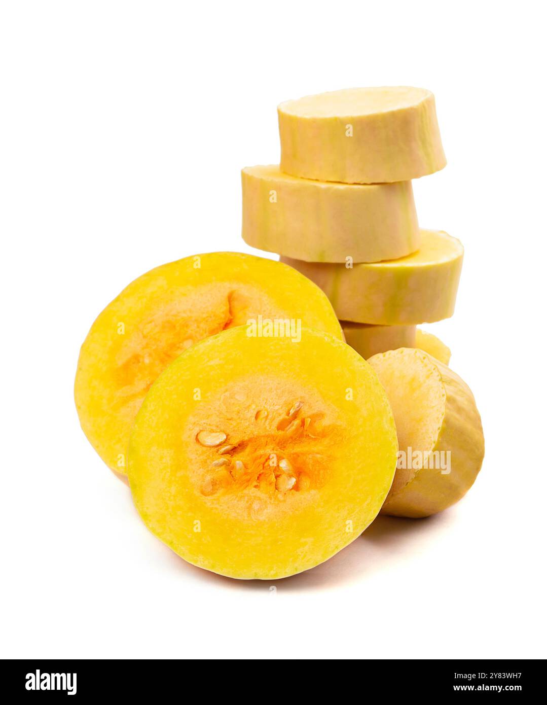 Zucche mature e fette su sfondo bianco. Zucca biologica per zuppe e altre ricette. Dieta. Vegetarianismo. Il concetto di corretta alimentazione. Orte Foto Stock