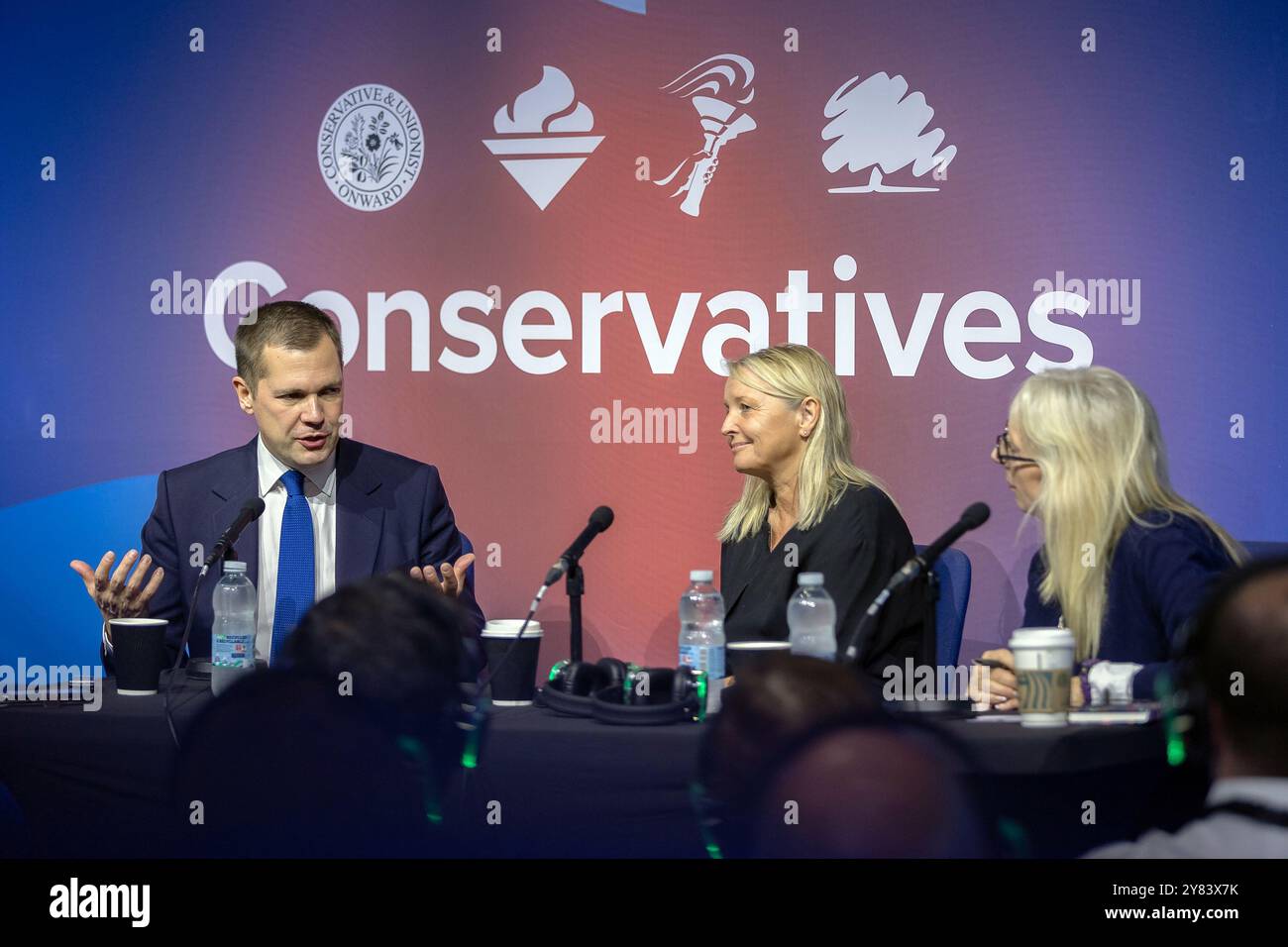 International Convention Centre, Birmingham, Regno Unito. Lunedì 30 settembre 2024. Il secondo giorno della Conferenza del Partito Conservatore. L'Organizzazione delle donne conservatrici ospita ciascuno dei candidati alla leadership in una o più domande e risposte Il secondo giorno ha visto la svolta del deputato Robert Jenrick. Foto Stock