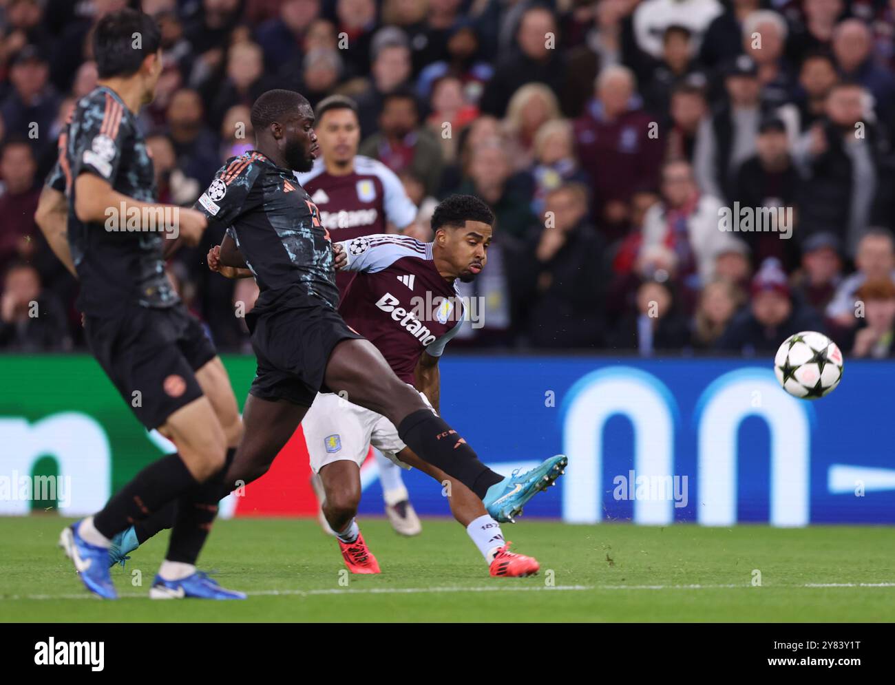 Birmingham, Regno Unito. 2 ottobre 2024. Ian Maatsen dell'Aston Villa ha un colpo in porta ma non riesce a segnare durante la partita di UEFA Champions League a Villa Park, Birmingham. Il credito per immagini dovrebbe essere: Cameron Smith/Sportimage Credit: Sportimage Ltd/Alamy Live News Foto Stock