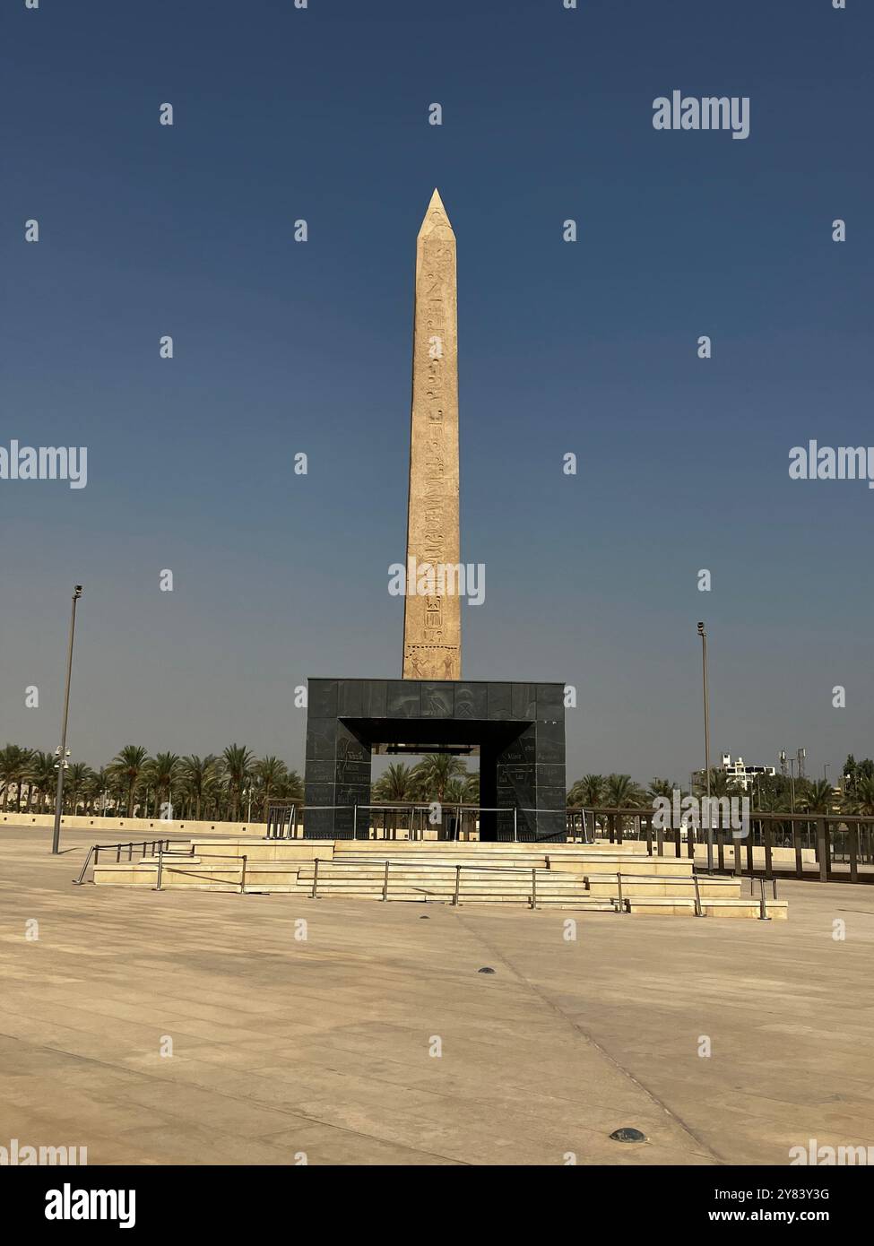 I monumenti dell'antico Egitto incontrano il design moderno al Grand Egyptian Museum Foto Stock