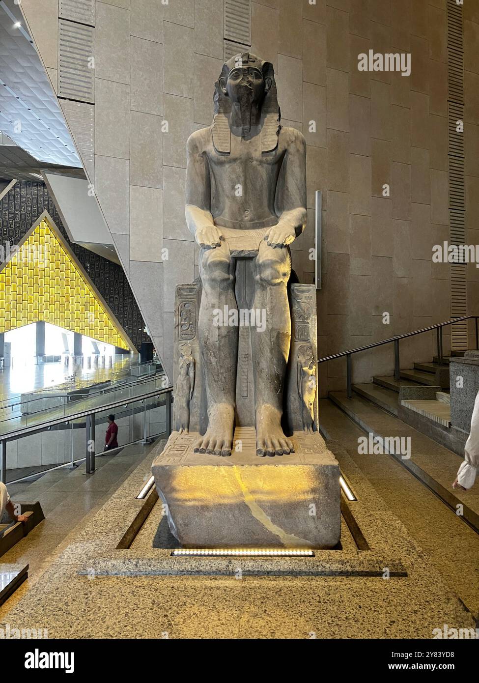 I monumenti dell'antico Egitto incontrano il design moderno al Grand Egyptian Museum Foto Stock