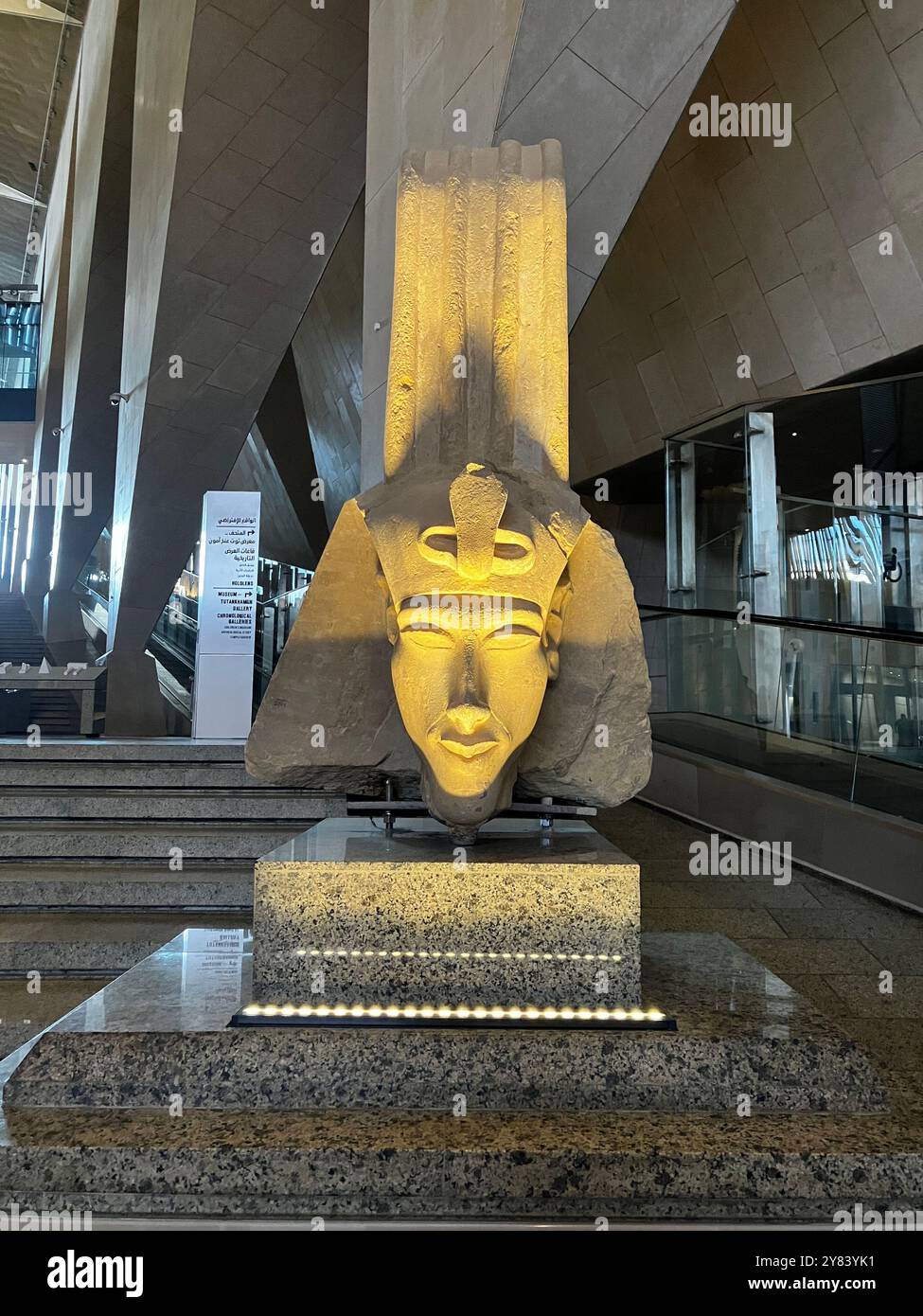 I monumenti dell'antico Egitto incontrano il design moderno al Grand Egyptian Museum Foto Stock