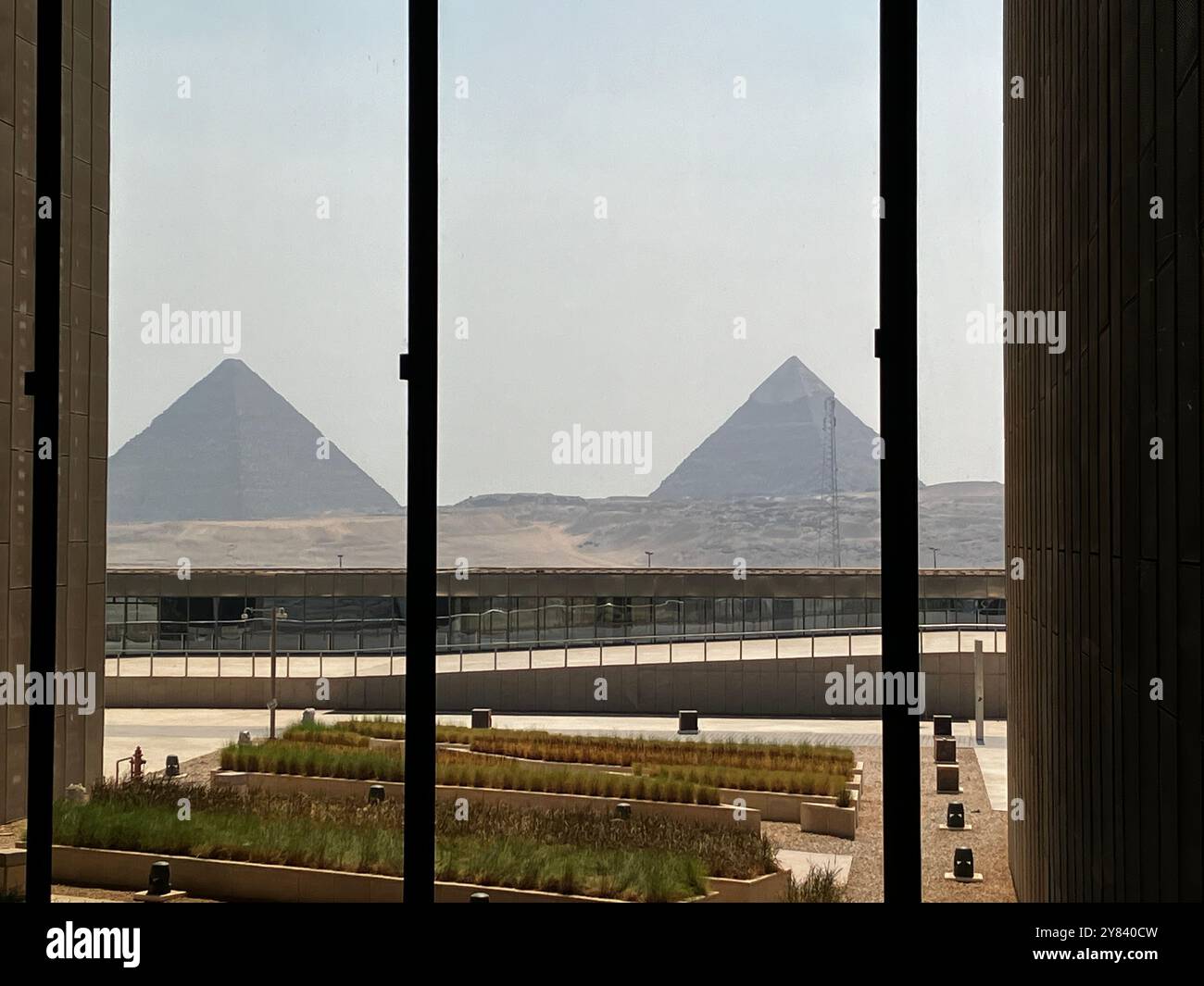 I monumenti dell'antico Egitto incontrano il design moderno al Grand Egyptian Museum Foto Stock