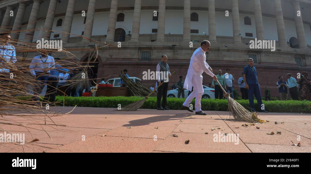 Nuova Delhi, India. 2 ottobre 2024. NUOVA DELHI, INDIA - 2 OTTOBRE: Il presidente LOK Sabha Om Birla partecipa a un viaggio di pulizia in occasione di Gandhi Jayanti, a Prerna Sthal nel complesso del Parlamento, il 2 ottobre 2024 a nuova Delhi, India. Ogni anno, il 2 ottobre viene celebrato come Swachh Bharat Divas. La campagna di Swachhata Abhiyan segna dieci anni della missione Swachh Bharat lanciata dal governo indiano nel 2014. (Foto di Raj K Raj/Hindustan Times/Sipa USA ) credito: SIPA USA/Alamy Live News Foto Stock