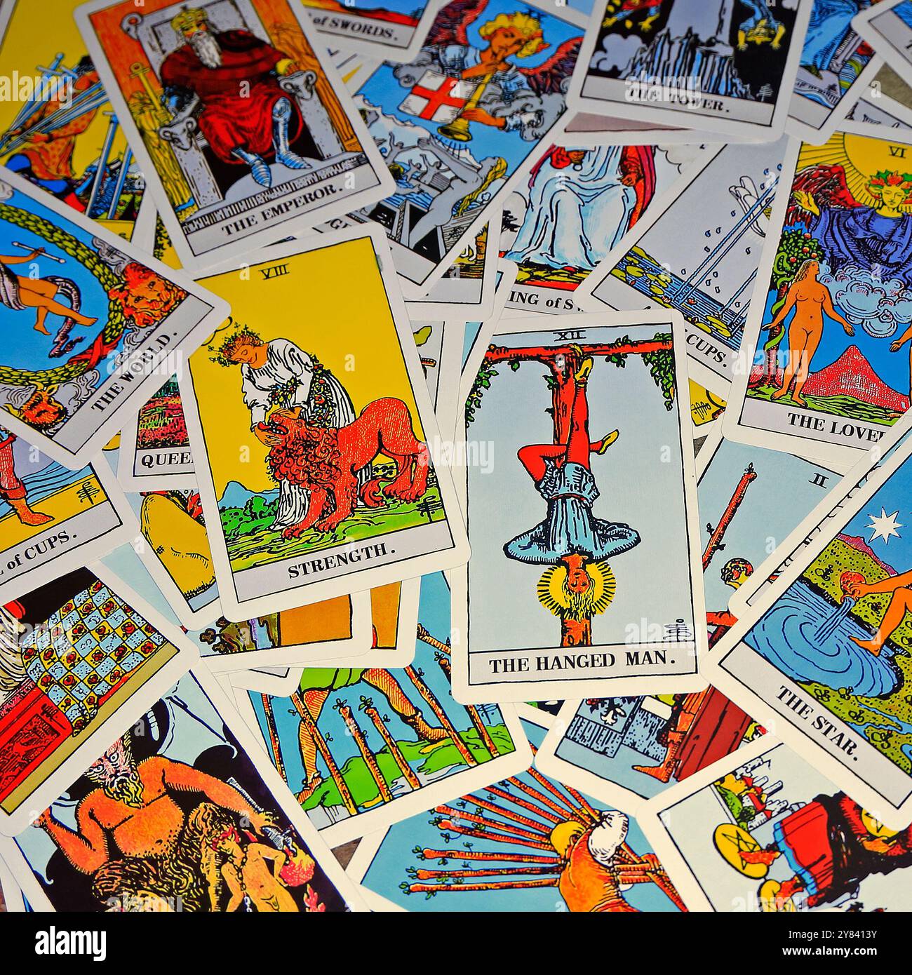 Tarot Cards Spread Out - The Hanged Man in cima - allestimento studio. Foto Stock
