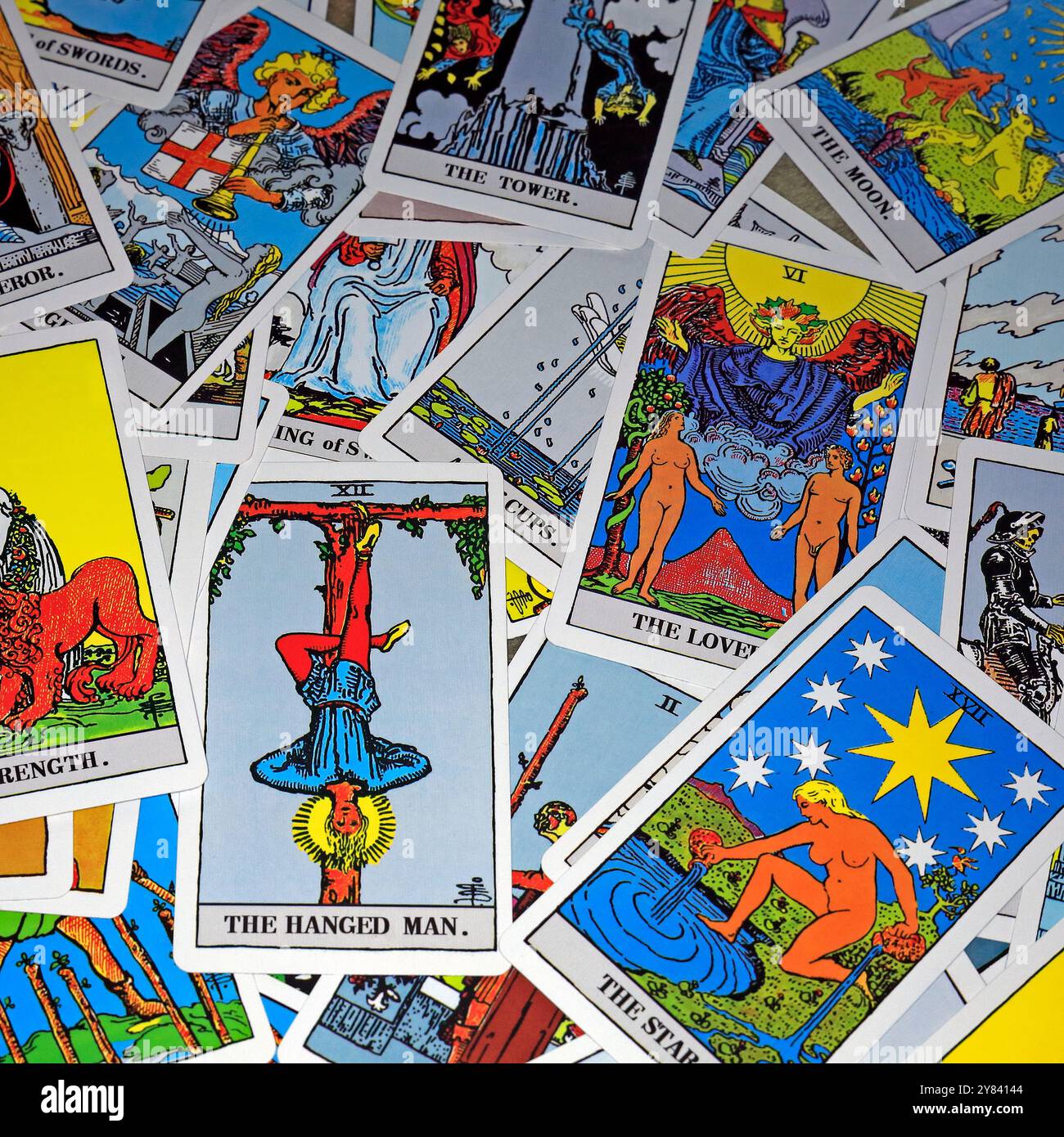 Tarot Cards Spread Out - The Hanged Man in cima - allestimento studio. Foto Stock