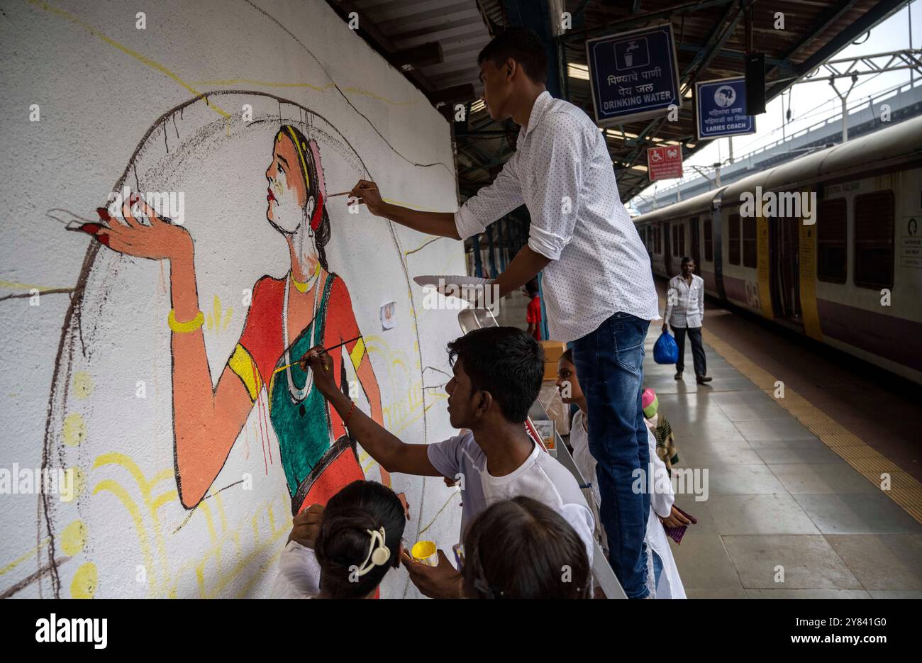 Mumbai, India. 2 ottobre 2024. MUMBAI, INDIA - 2 OTTOBRE: Gli artisti dipingono il muro dei graffiti alla stazione ferroviaria di Sewri in mezzo alla stazione Hamara Hamari Shaan project, Beautification of 13 Mumbai Railway station, il 2 ottobre 2024 a Mumbai, India. (Foto di Satish Bate/Hindustan Times/Sipa USA ) credito: SIPA USA/Alamy Live News Foto Stock