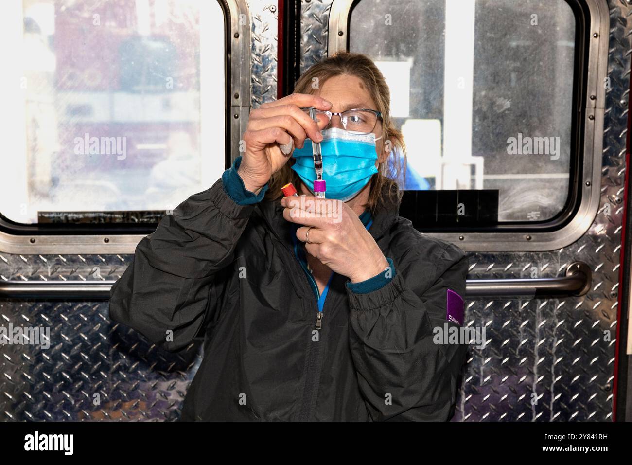 SVO-00111..... WASHINGTON - la veterinaria HANNA EKSTROM salva un campione di sangue da un gatto alla clinica mobile Seattle Veterinary Outreach. Foto Stock