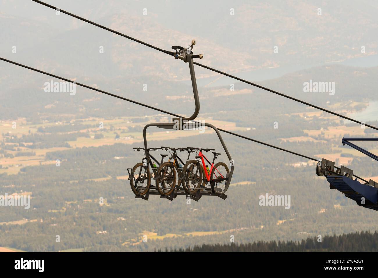 Downhill Mountain Bike su una seggiovia Foto Stock