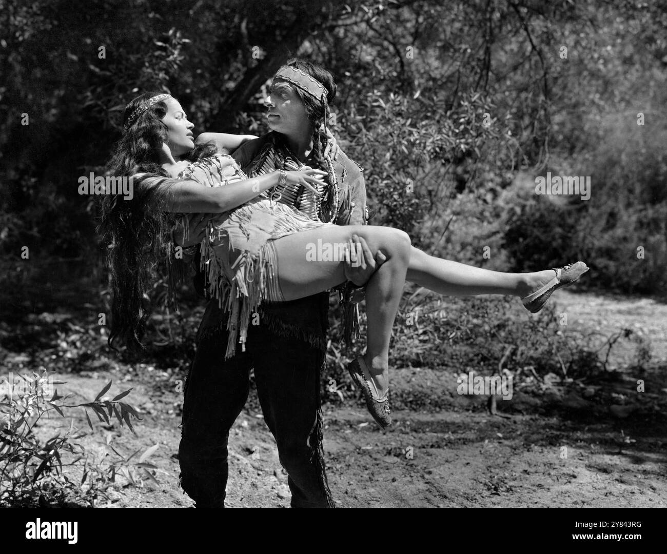 Yvonne De Carlo, Larry Parks, sul set del film western, 'Deerslayer', Republic Pictures, 1943 Foto Stock